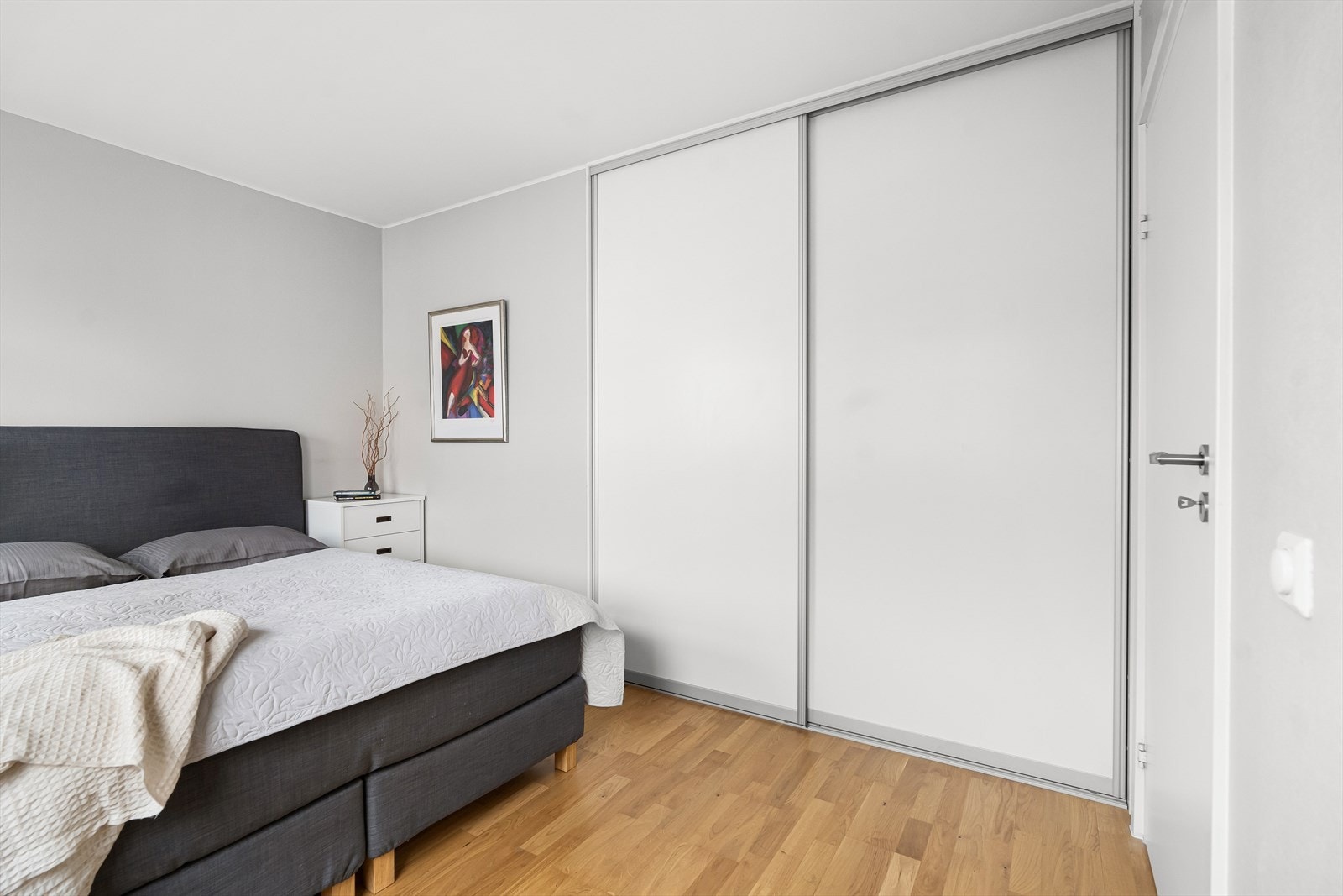 Dette rommet har god plass til møbler. Videre har rommet en integrert garderobe med skyvedører. Galleribilde