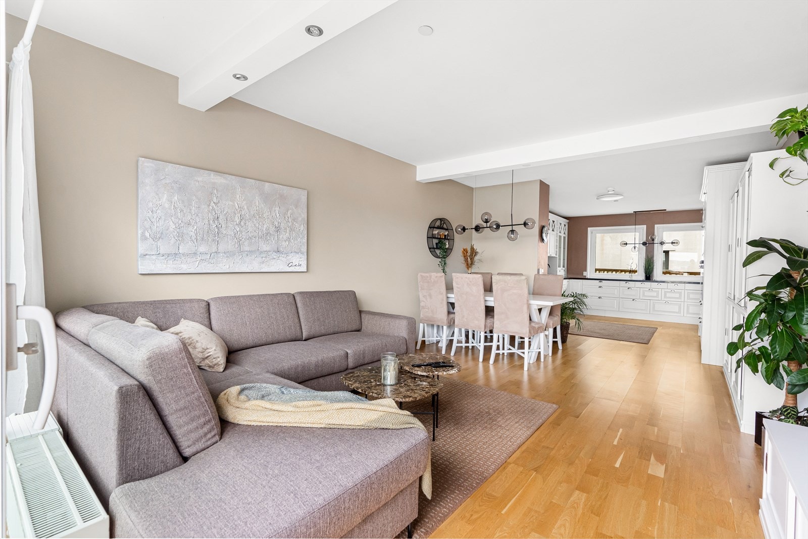 Rommet har parkettgulv og malte vegger, samt downlights i nedsenkede kasser under himling. Galleribilde