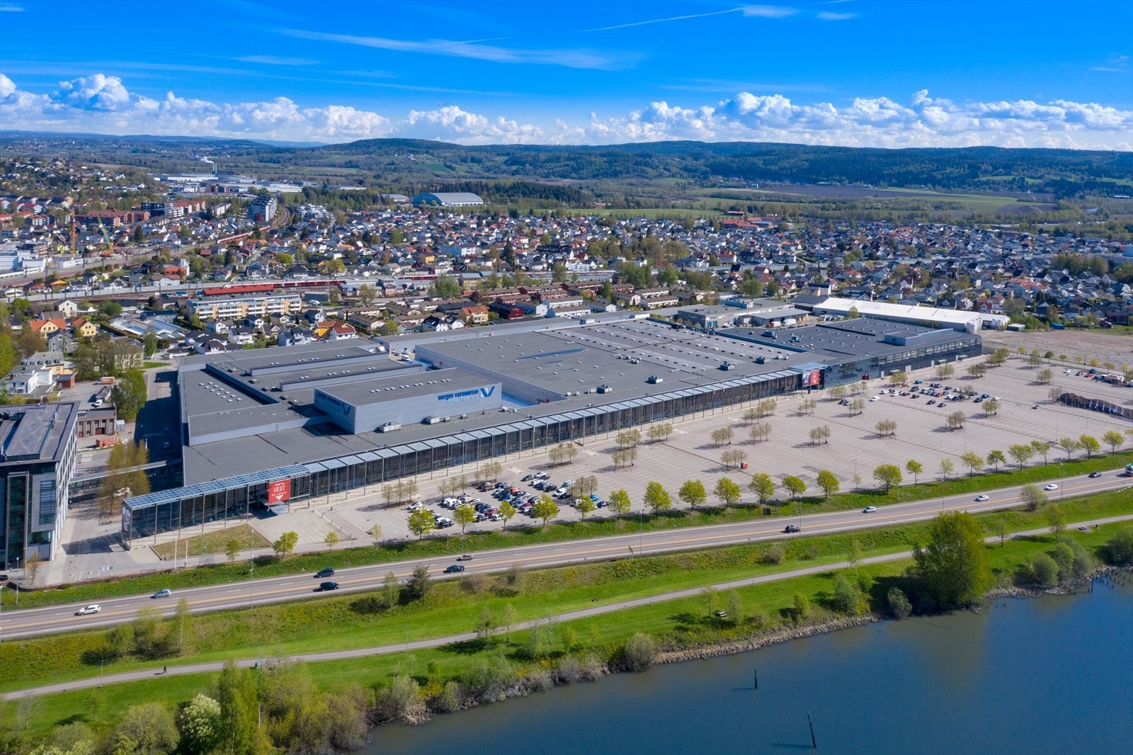 Nova Spektrum er en arena for messer, utstillinger, kongresser, konferanser, banketter, konserter og events og driver virksomhet i tilknytning til dette. Galleribilde