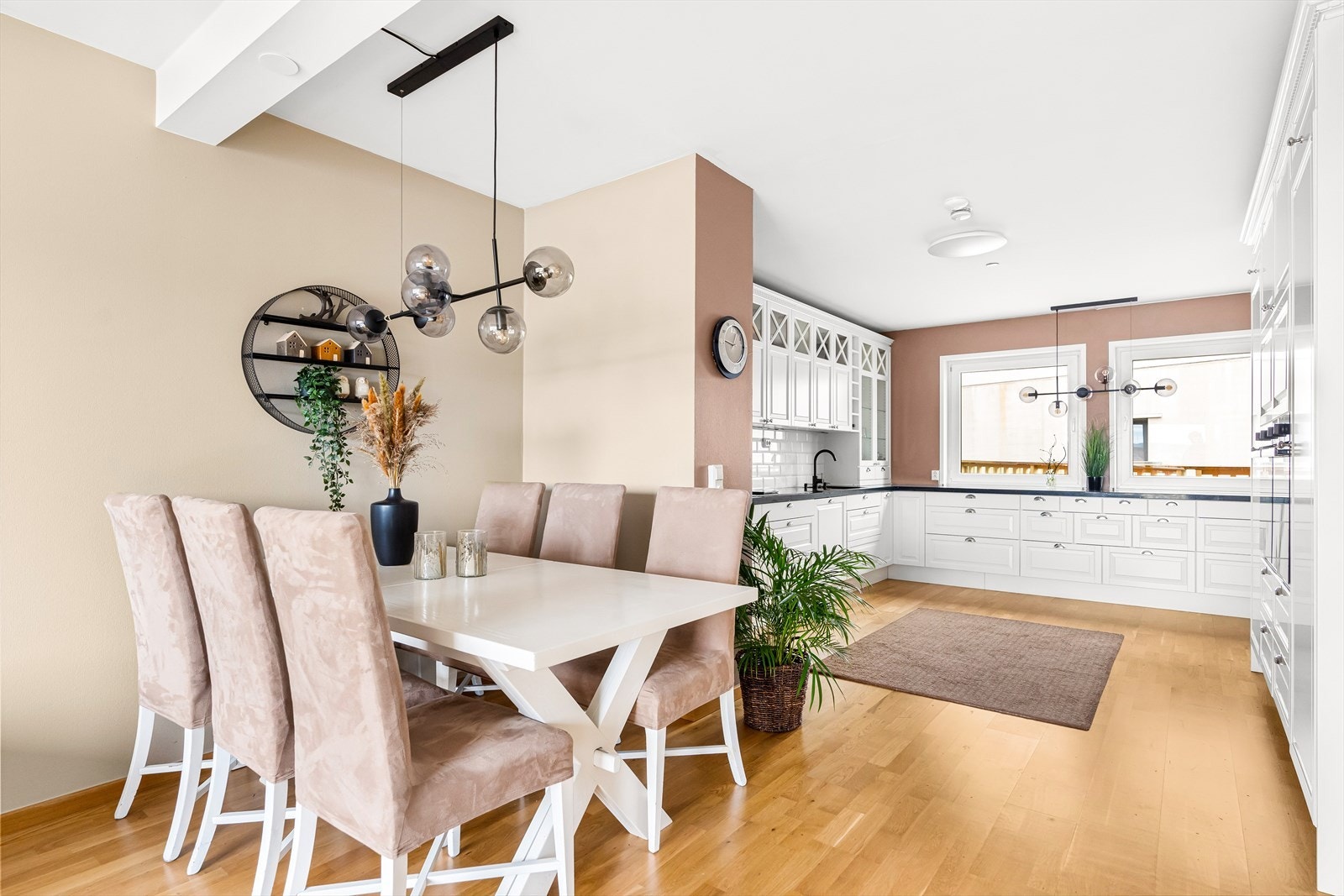 Mellom stue og kjøkken er det god plass til en større spisestue som kan huse flere gjester eller familiemedlemmer. Galleribilde