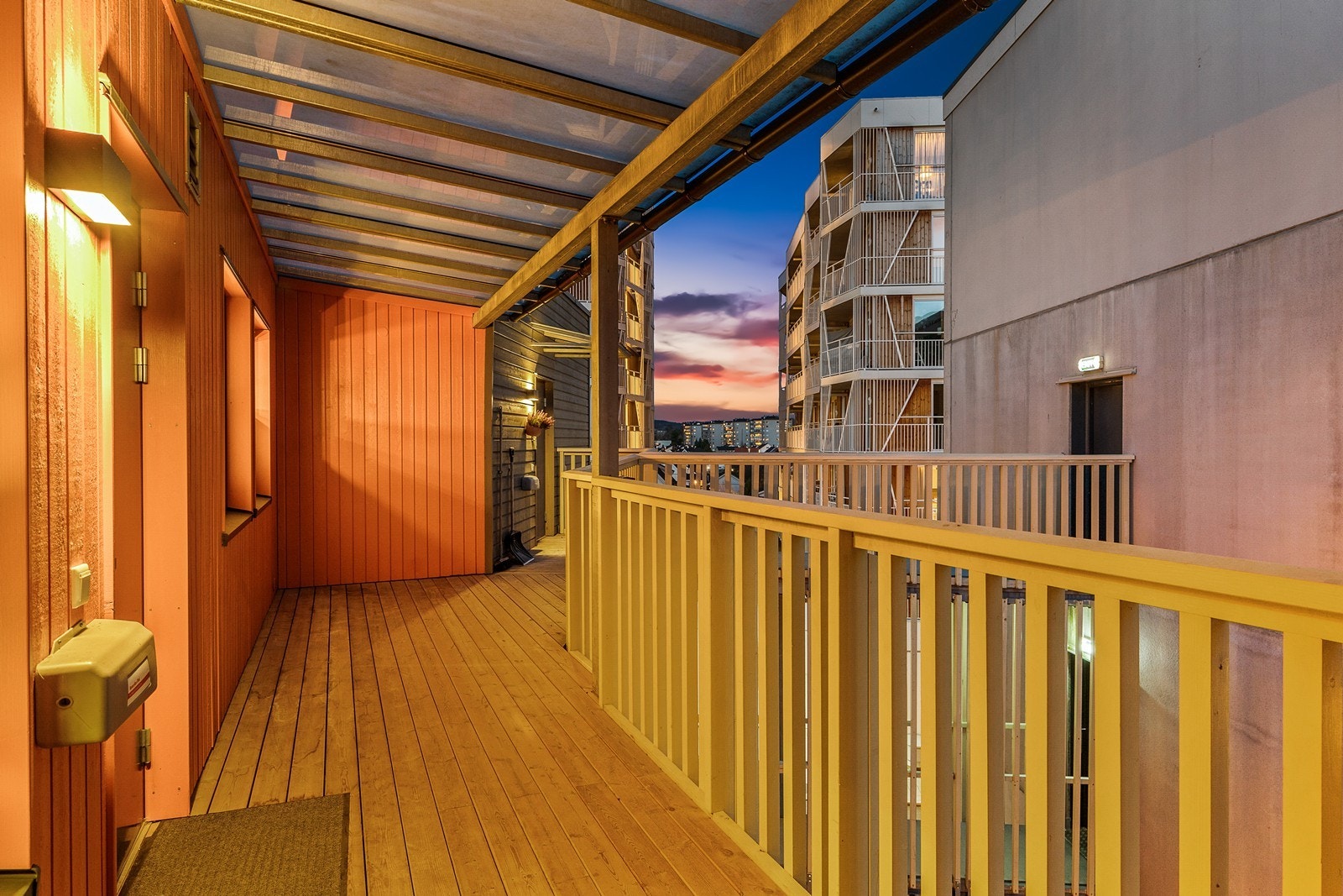 Overbygget inngangsparti via svalgang. Galleribilde