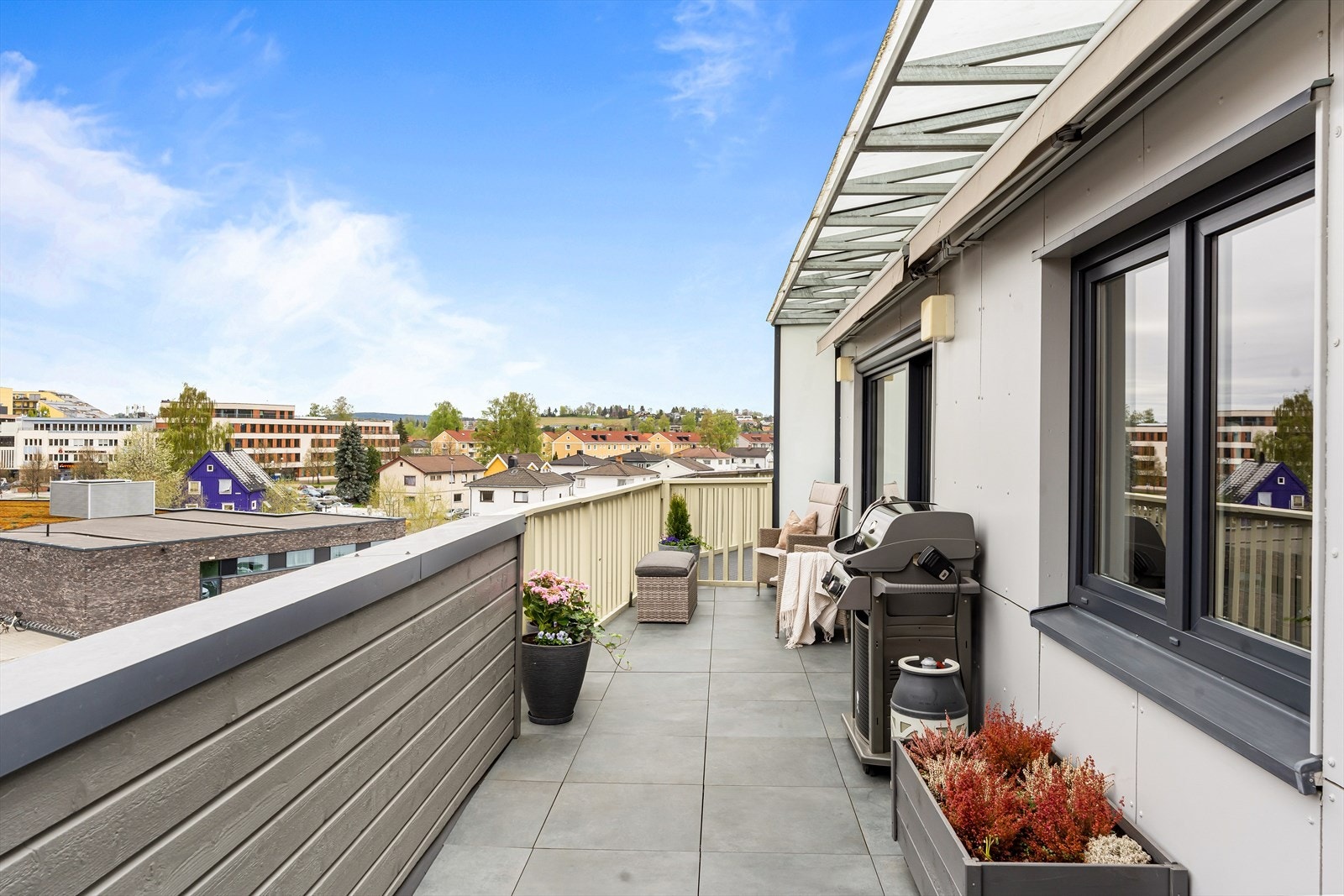 Det er åpent og fint utsyn fra balkongen. Galleribilde