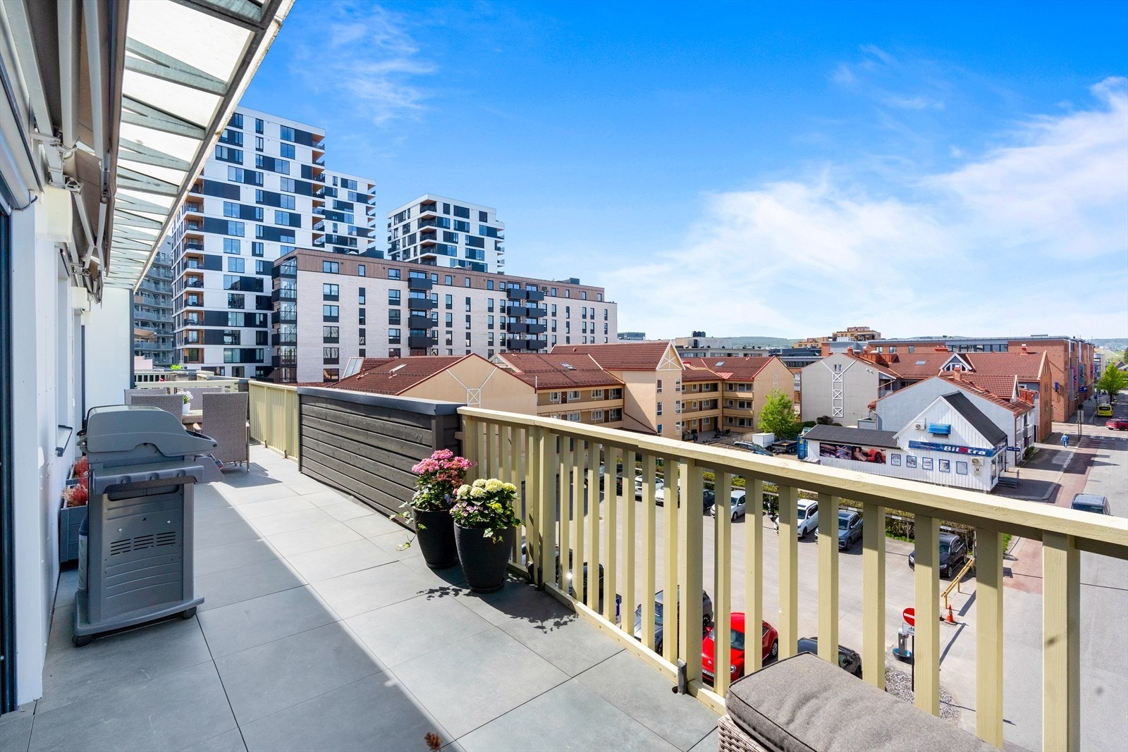 Det er montert solskjerming på balkongen. Galleribilde