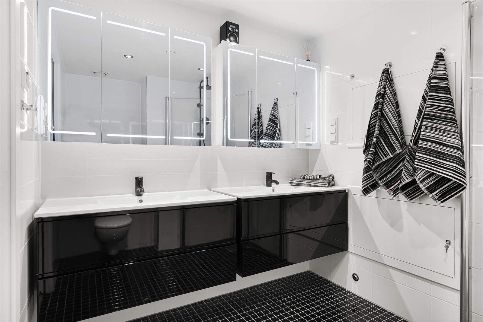 Badet er innredet med to servantskap med underskuffer. Galleribilde