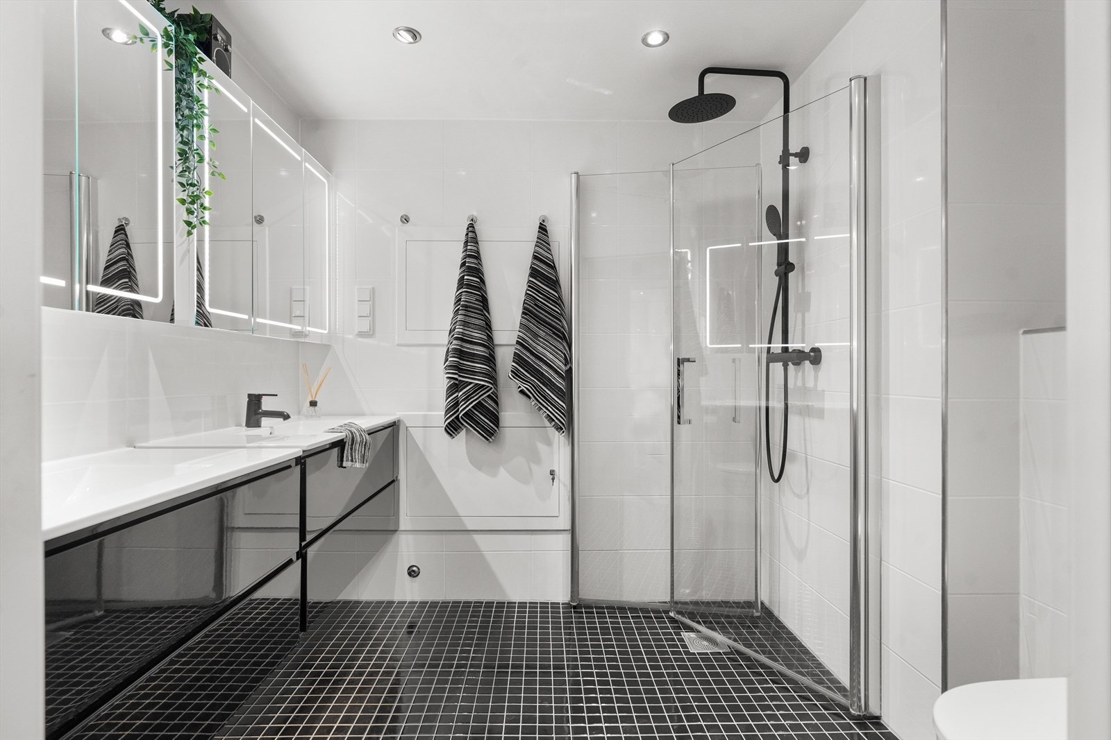 Baderom med inngang fra hovedsoverommet. Galleribilde