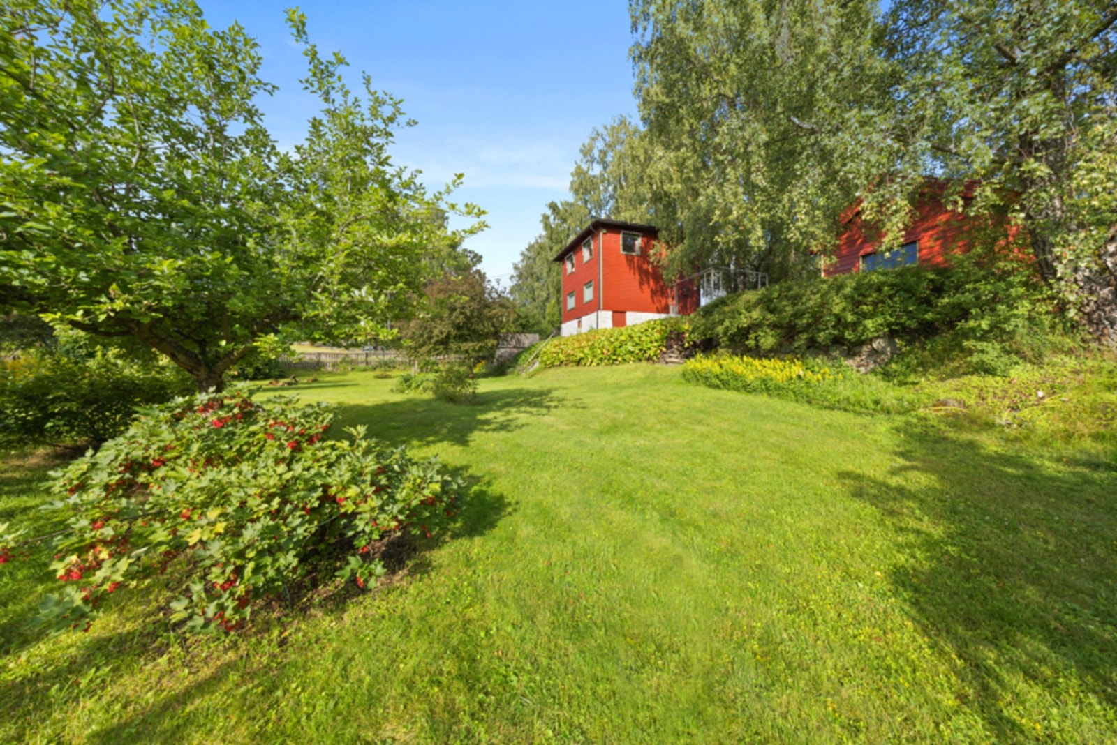 Velkommen til Bergsvingen 9B presentert av eiendomsmegler Edvard Chapsang v/EIE eiendomsmegling avdeling Sandvika. Kun oversiktsbilde over tomten- den fradelte parsellen ligger til høyere for denne boligen. Galleribilde