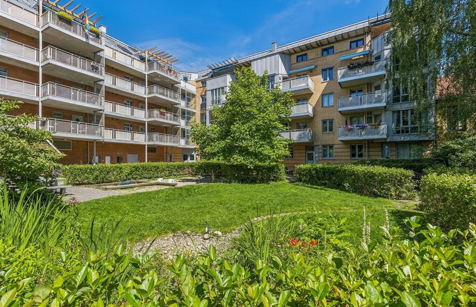 Frodig bakgård som er til stor glede for sameiene på sommerstid. Galleribilde