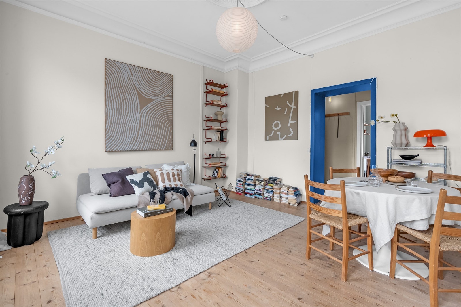 Med stor stue er det rikelig med plass for både spisebord og stuekrok. Galleribilde