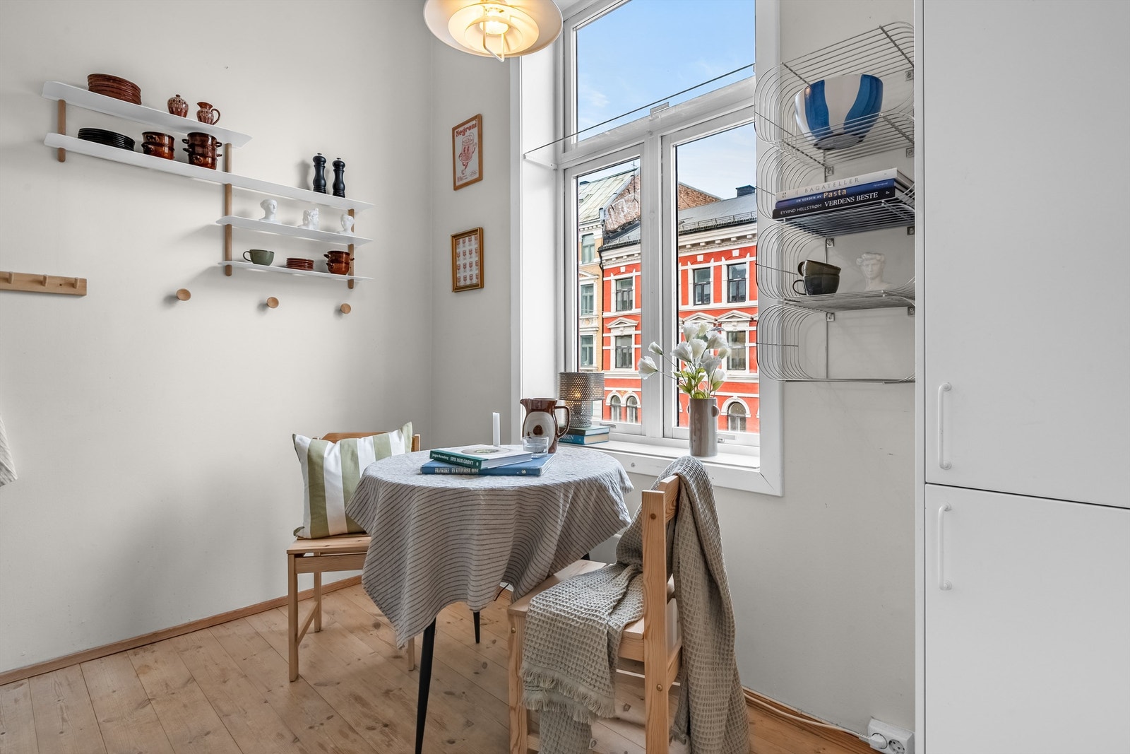 God plass for spiseplass i vindusposten på kjøkken. Galleribilde