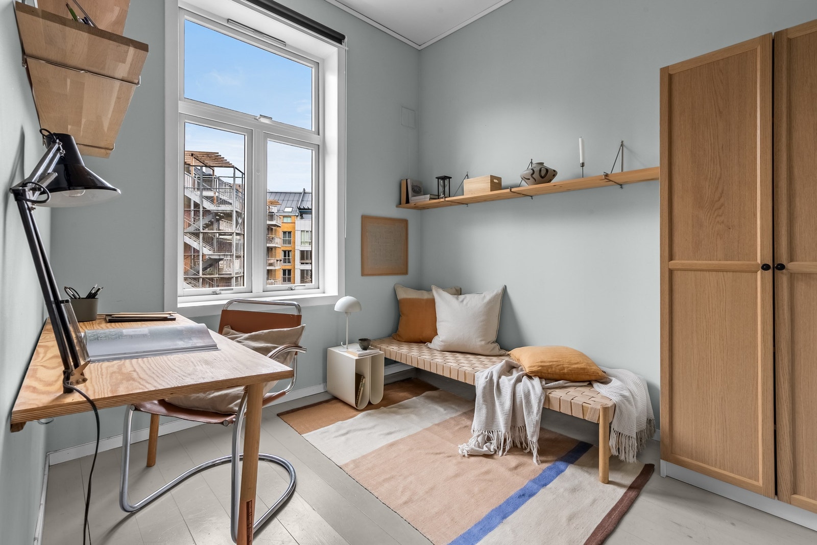 Leiligheten kan skilte med to store soverom, begge mot indre gårdsrom. Galleribilde