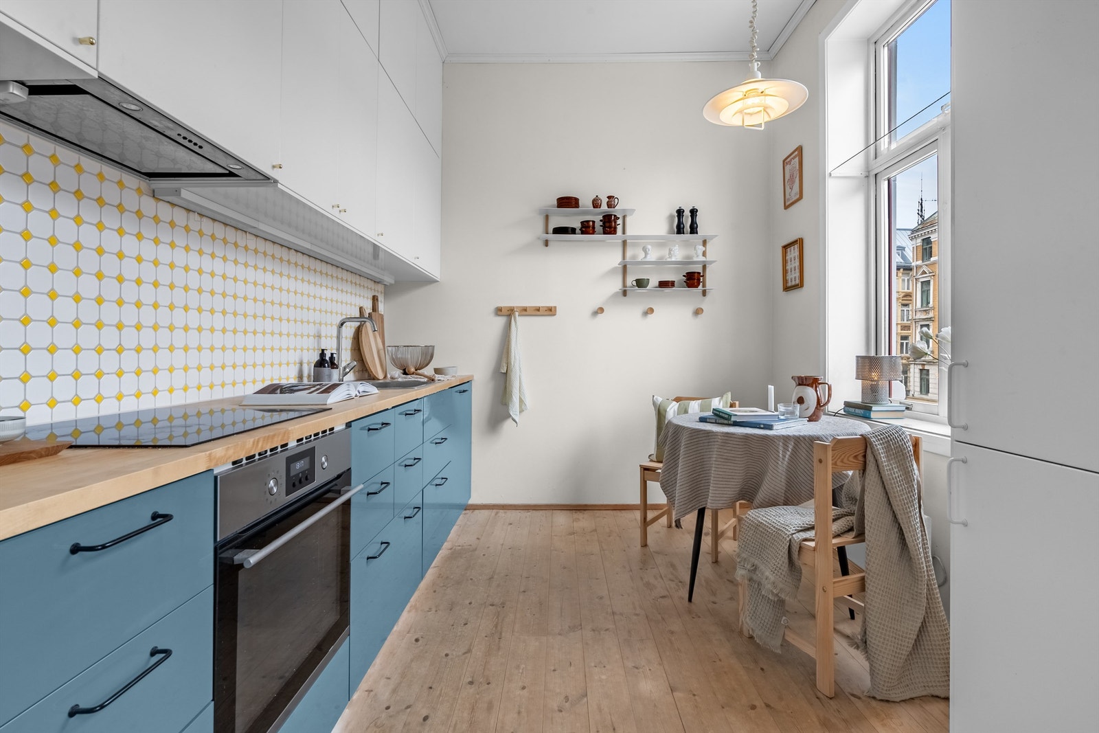 Stilren kjøkkeninnredning fra 2018 kombinerer moderne funksjonalitet med en varm og innbydende atmosfære. Galleribilde