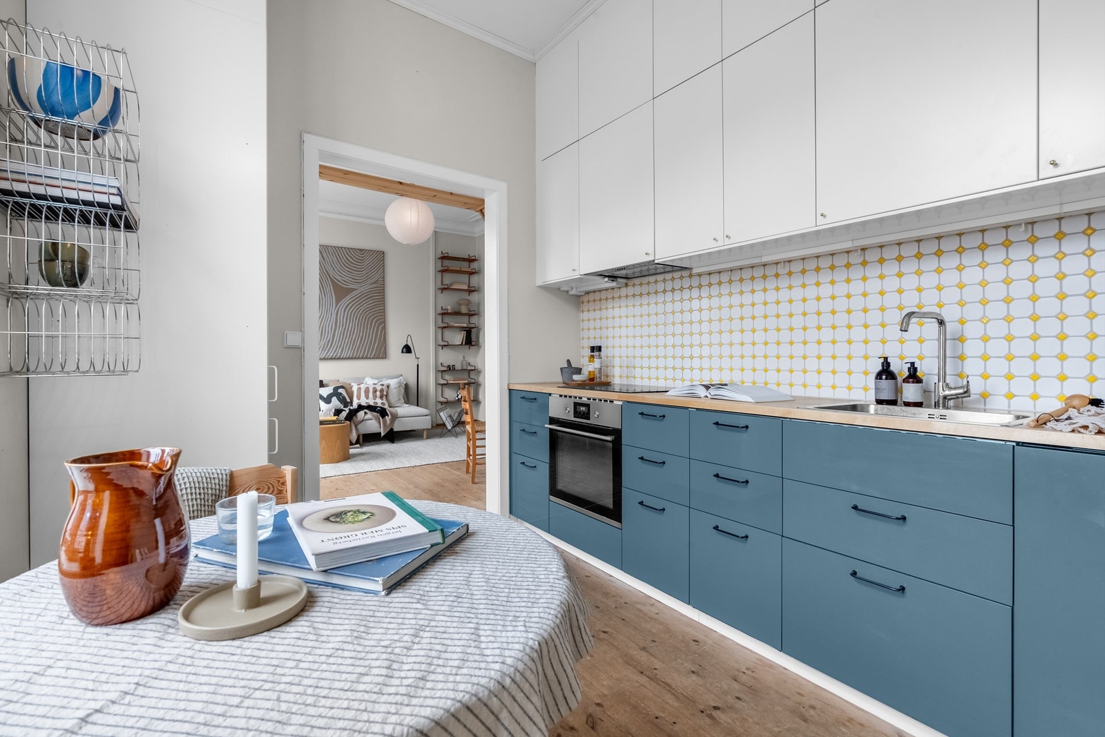 Godt utstyrt kjøkken med stekeovn, platetopp, kjøl/frys, samt oppvaskmaskin. Galleribilde