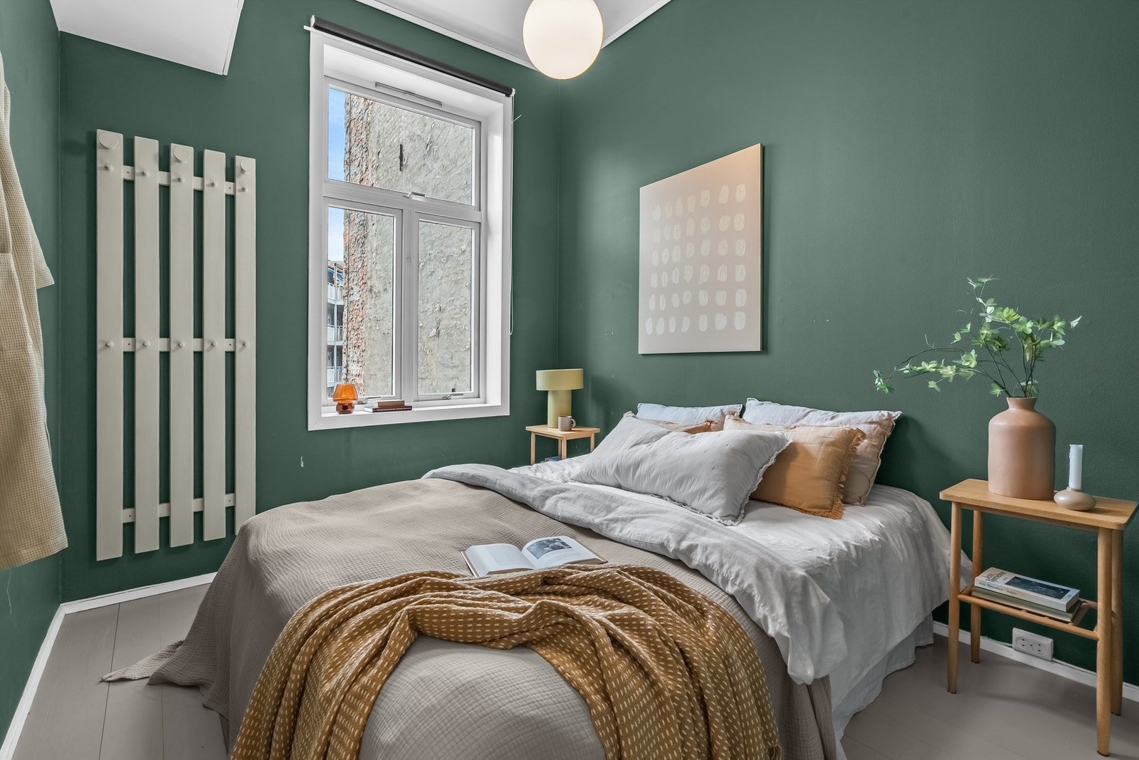 Innbydende hovedsoverom med god plass til dobbeltseng og garderobe. Galleribilde