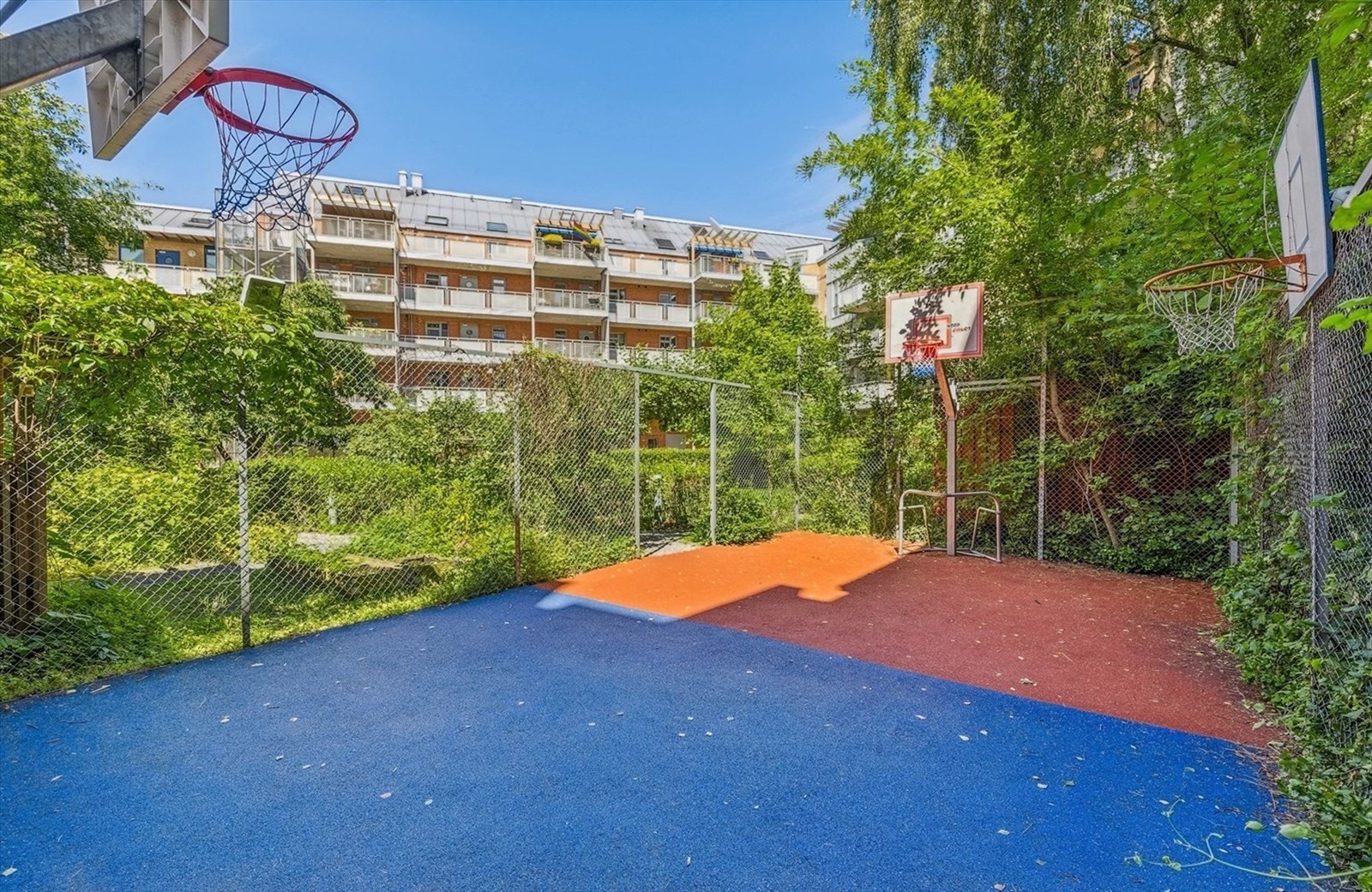 Du finner til og med en egen basketbane i bakgården. Galleribilde
