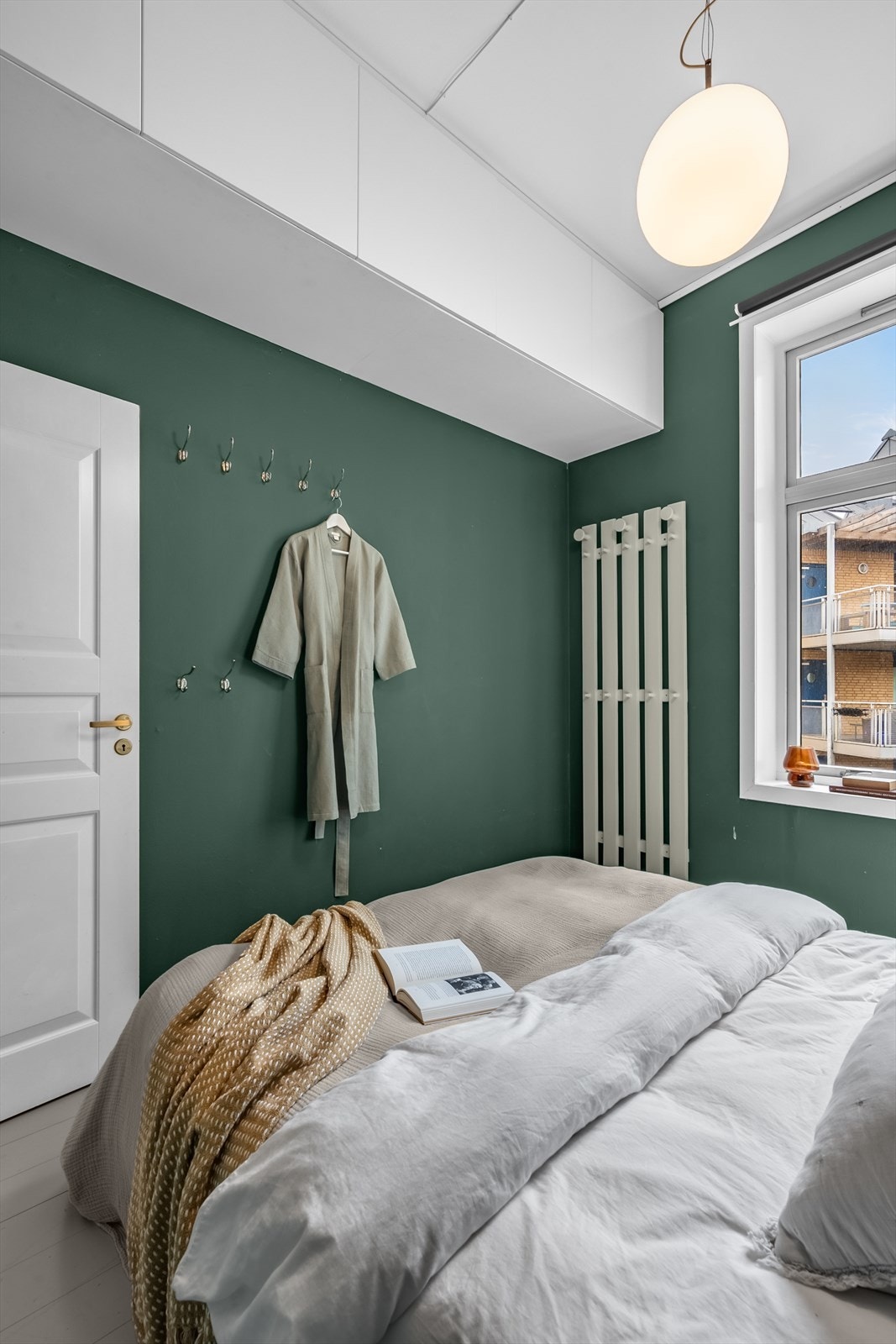 Begge soverommene vender mot indre gårdsrom. Galleribilde