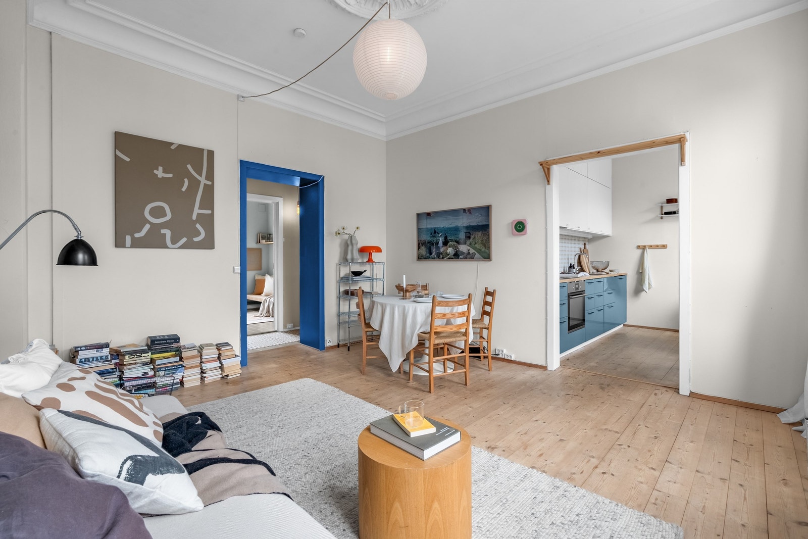 Elegant stukkatur og rosett i taket gir leiligheten et klassisk preg og gulvene er belagt med sjarmerende heltrebord. Galleribilde