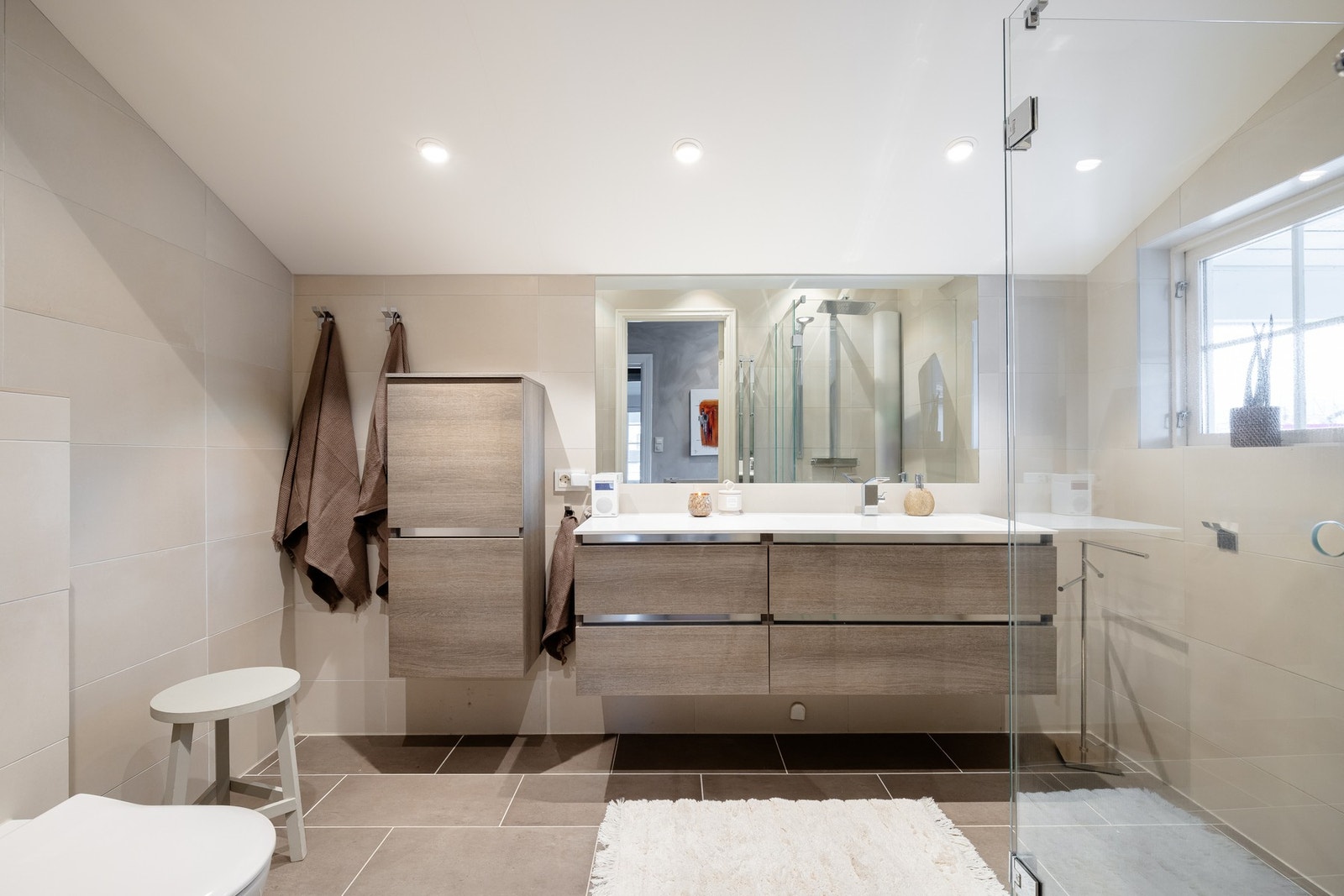 Begge badene er pusset opp av Rørleggermester Torstein Solli AS og dokumentasjon er lagt digitalt i boligens boligmappe som automatisk overføres til ny eier. Galleribilde