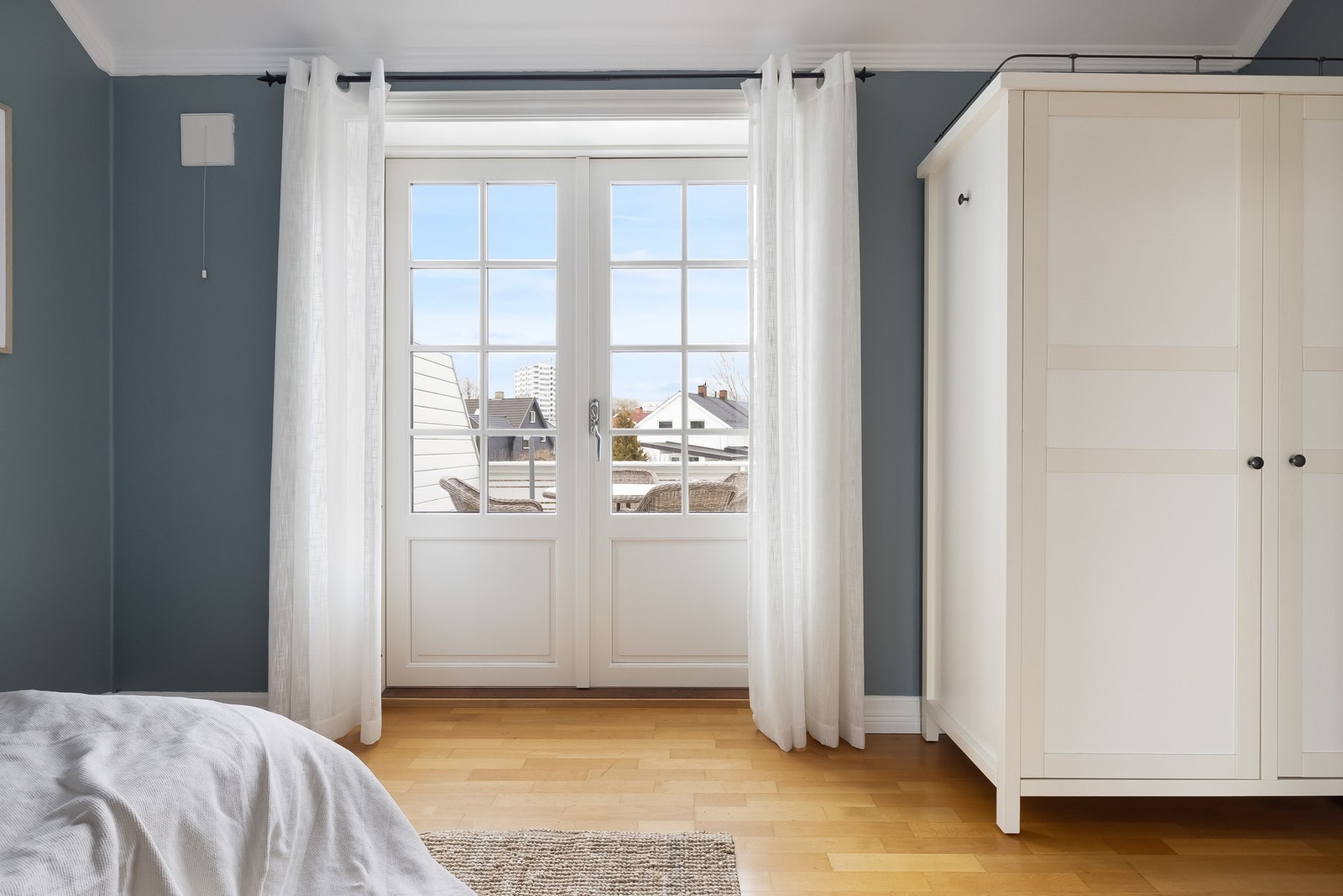 Rommet har god plass til skapløsninger, seng og skrivebord. Galleribilde