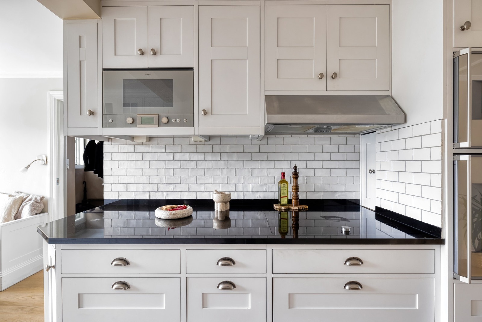 Over platetopp er det ventilator med belysning og for å optimalisere utnyttelsen er det i bakkant av stekeovn og dampovn laget en smart løsning for krydderhylle. Galleribilde