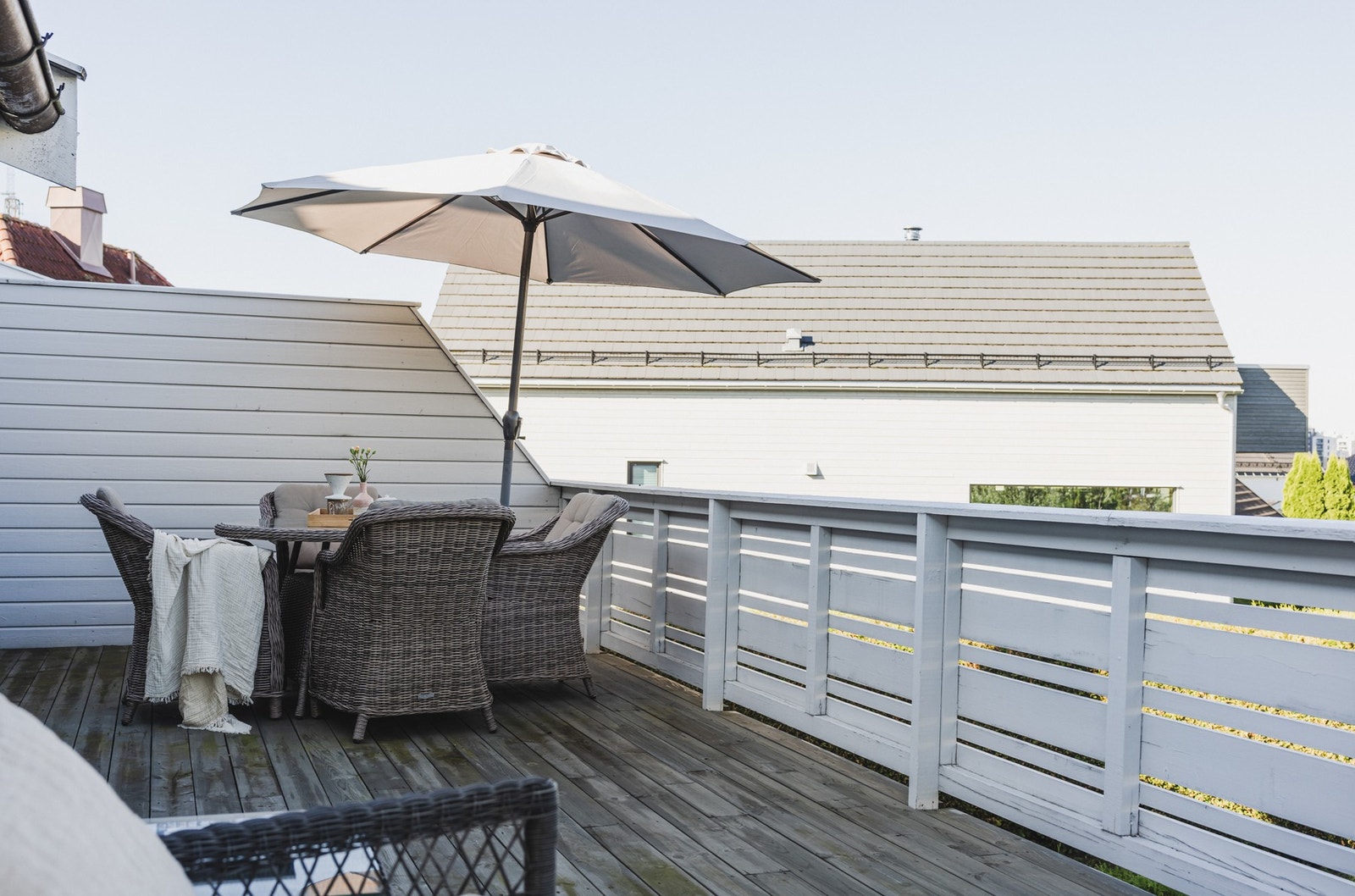 Det er luftig rundt boligen og generelt lite innsyn fra andre hus. Galleribilde