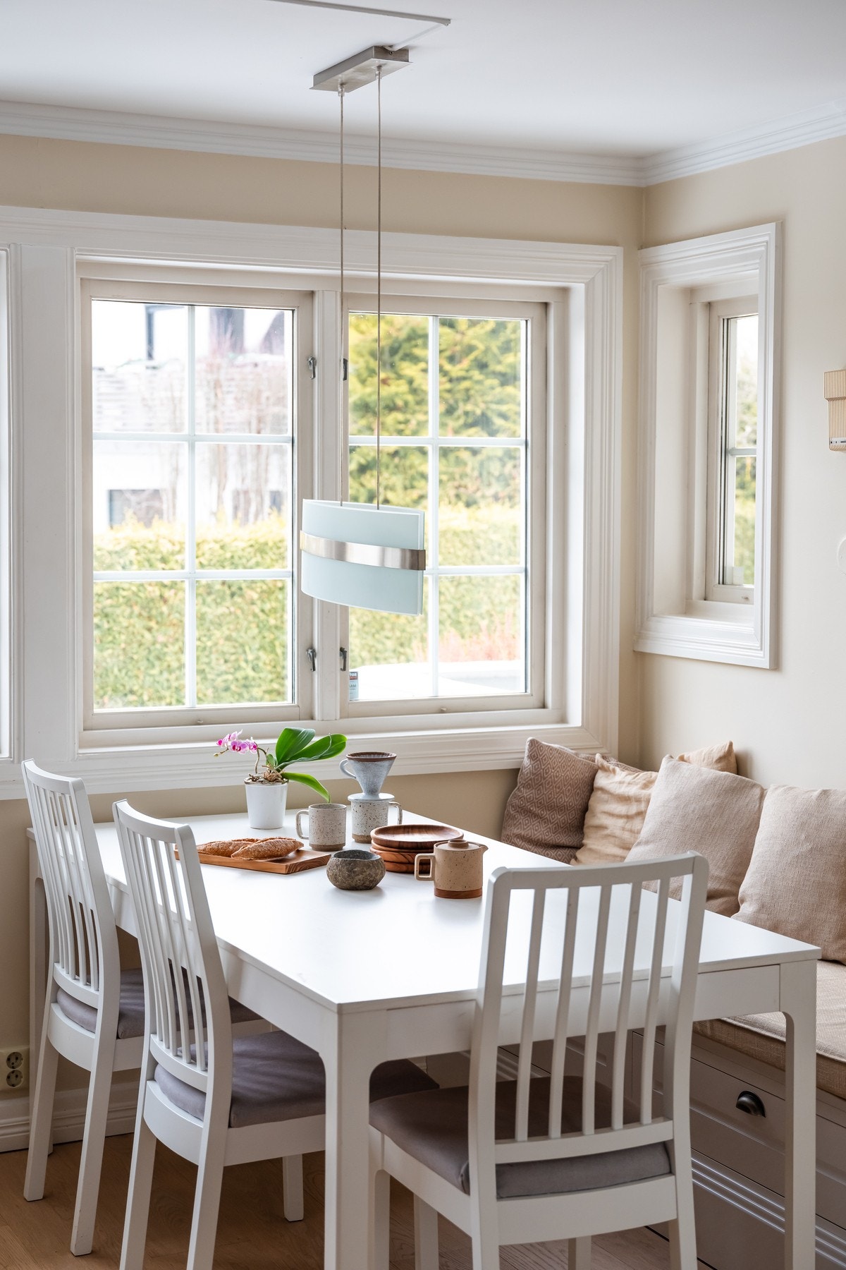 Kjøkkenet har også en plassbygget sittebenk med oppbevaring i skuff i samme utforming som innredningen. Galleribilde