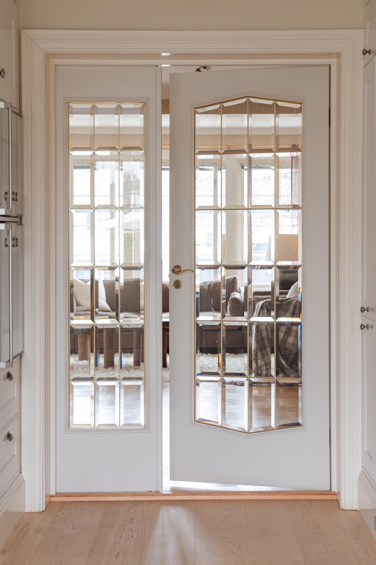 I enden av rommet er det en to-fløyet glassdør mot stuen. Galleribilde