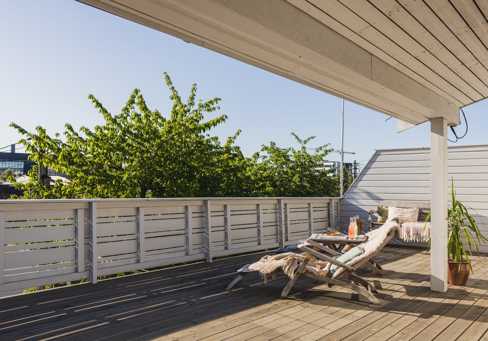 Her vil du oppdage at det er meget solrikt og skjermet for innsyn. I sommerhalvåret er det sol i hagen store deler av dagen. Galleribilde