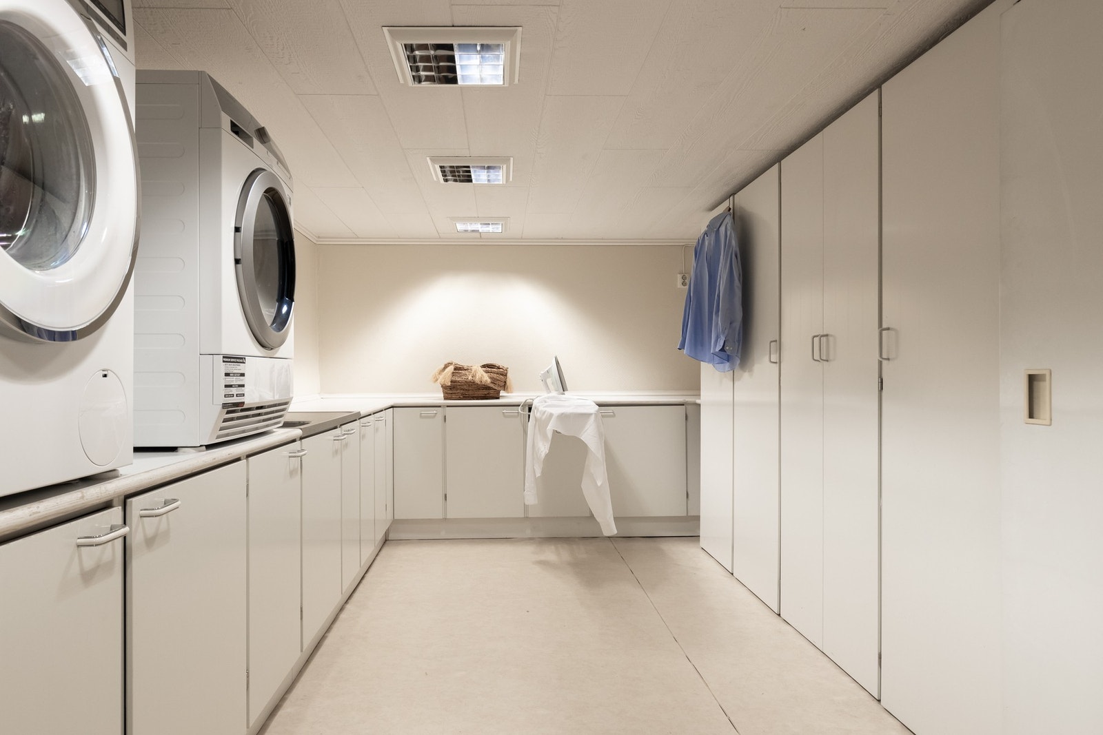 Vaskerommet er fra 1990 og er av god størrelse i likhet med boligens øvrige rom. Her er det god plass for både vaskemaskin og tørketrommel. Galleribilde