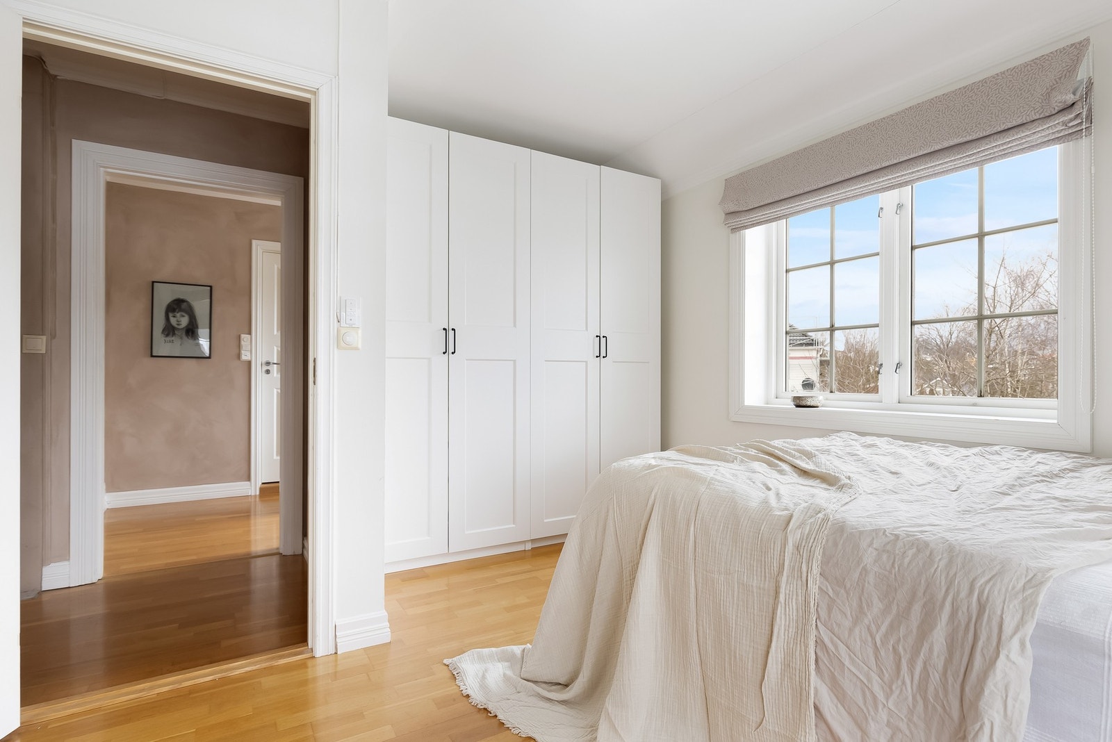 Garderobeskapet medfølger salget. Galleribilde