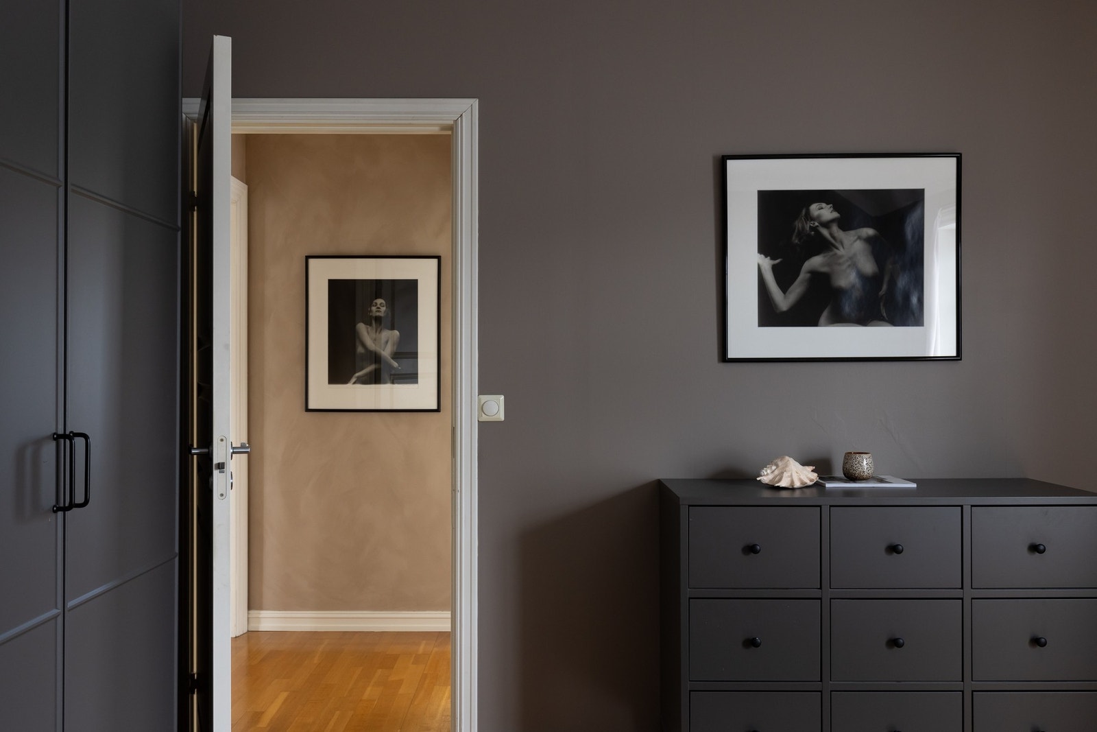 Gjennomgående for alle rommene er at de har parkett på gulv, malte vegger, samt god plass til seng, nattbord og garderobeløsninger. Galleribilde