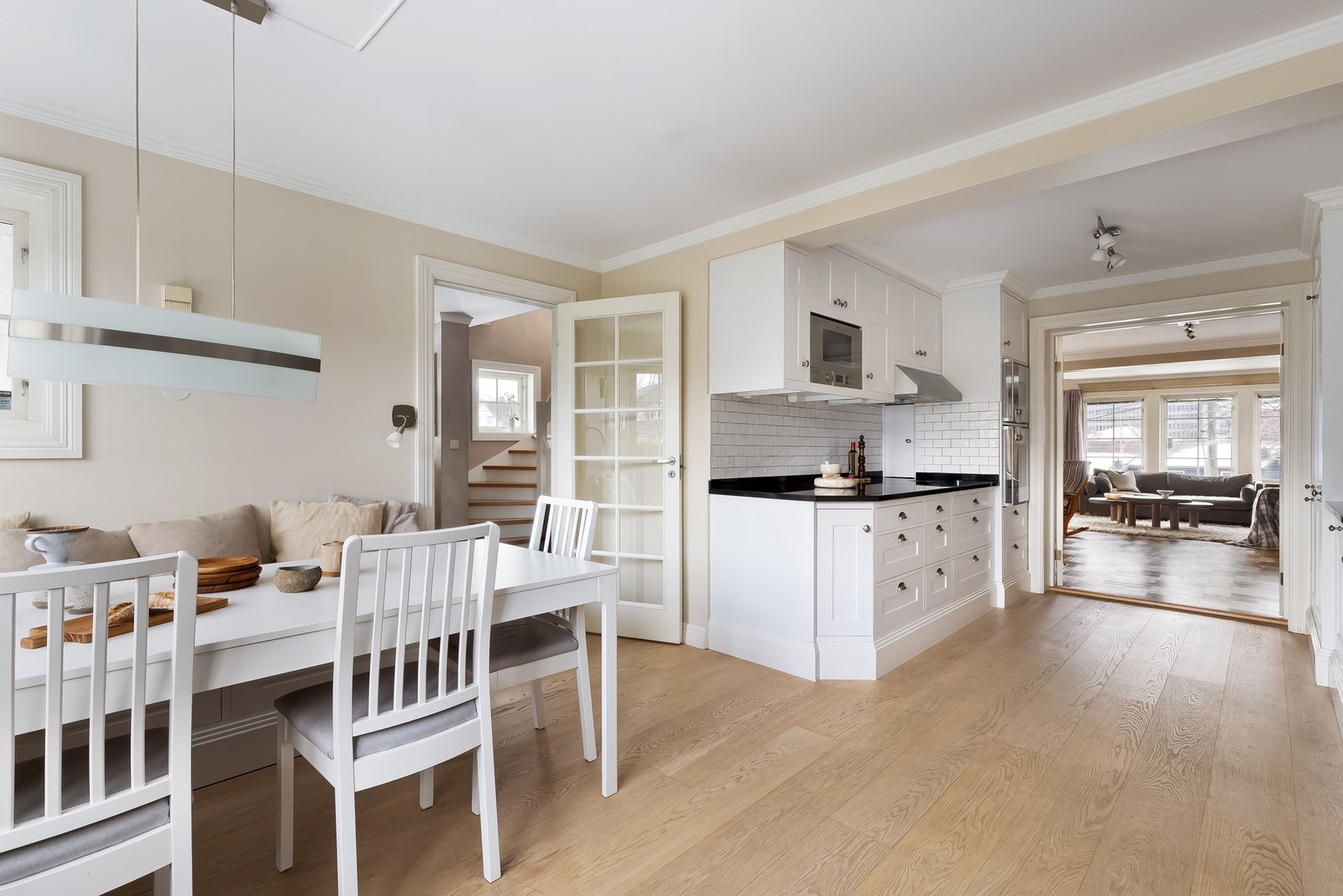 Det er parkett på gulv og vegger er holdt i en delikat lys farge. Galleribilde