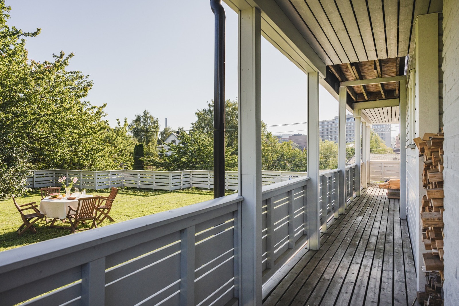 Terrassen i 1.etg strekker seg fra inngangsparti og rundt husveggen. Galleribilde