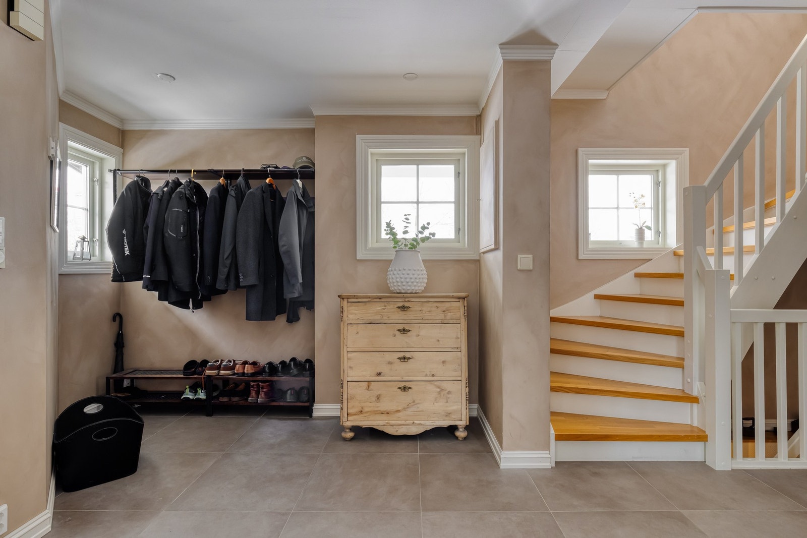 Her vil du oppleve at det er god plass til garderobeløsninger for oppbevaring av yttertøy og tilbehør. Galleribilde