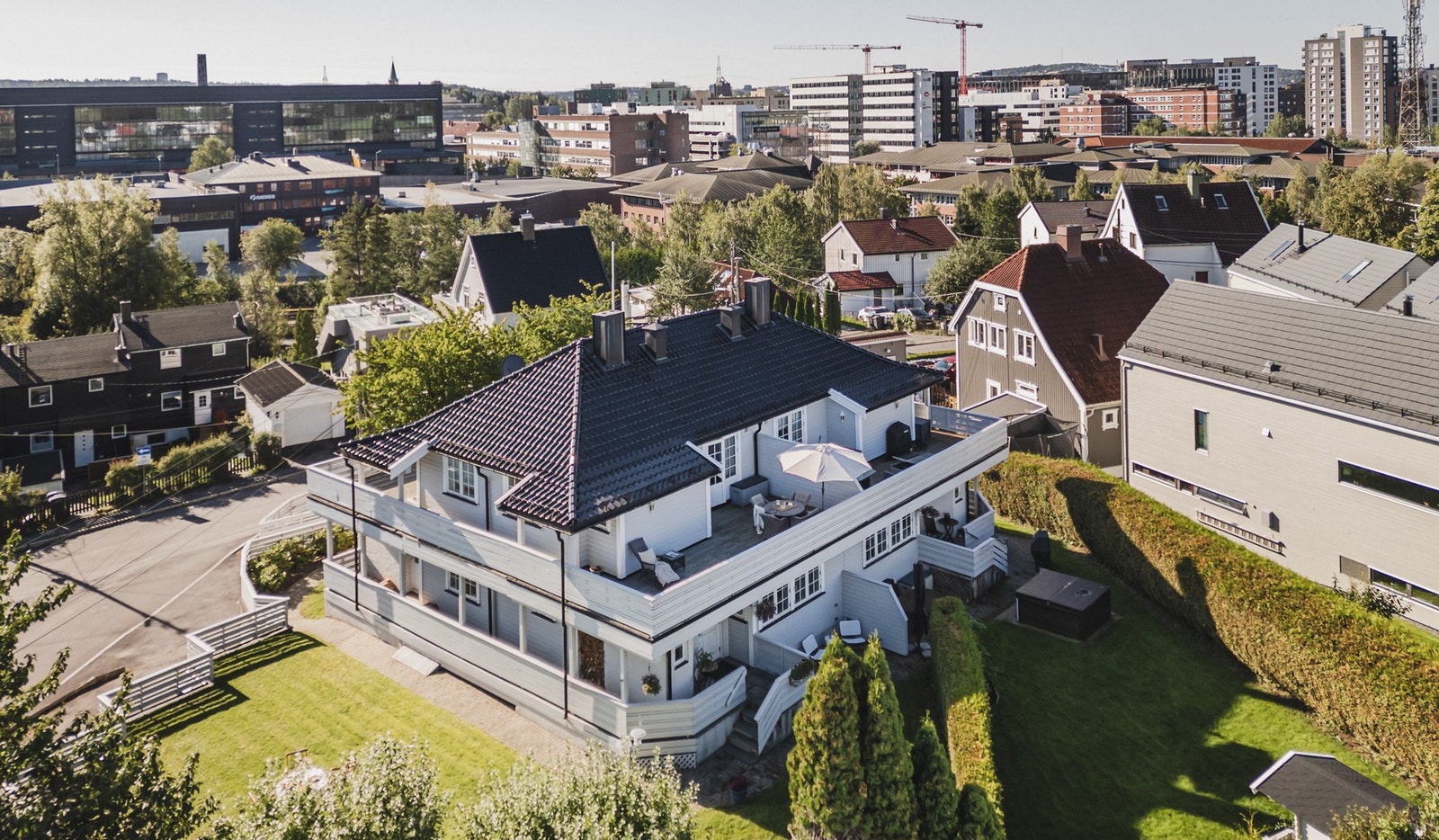 En helt unik halvpart av tomannsbolig som aller mest føles som en diger enebolig! Galleribilde