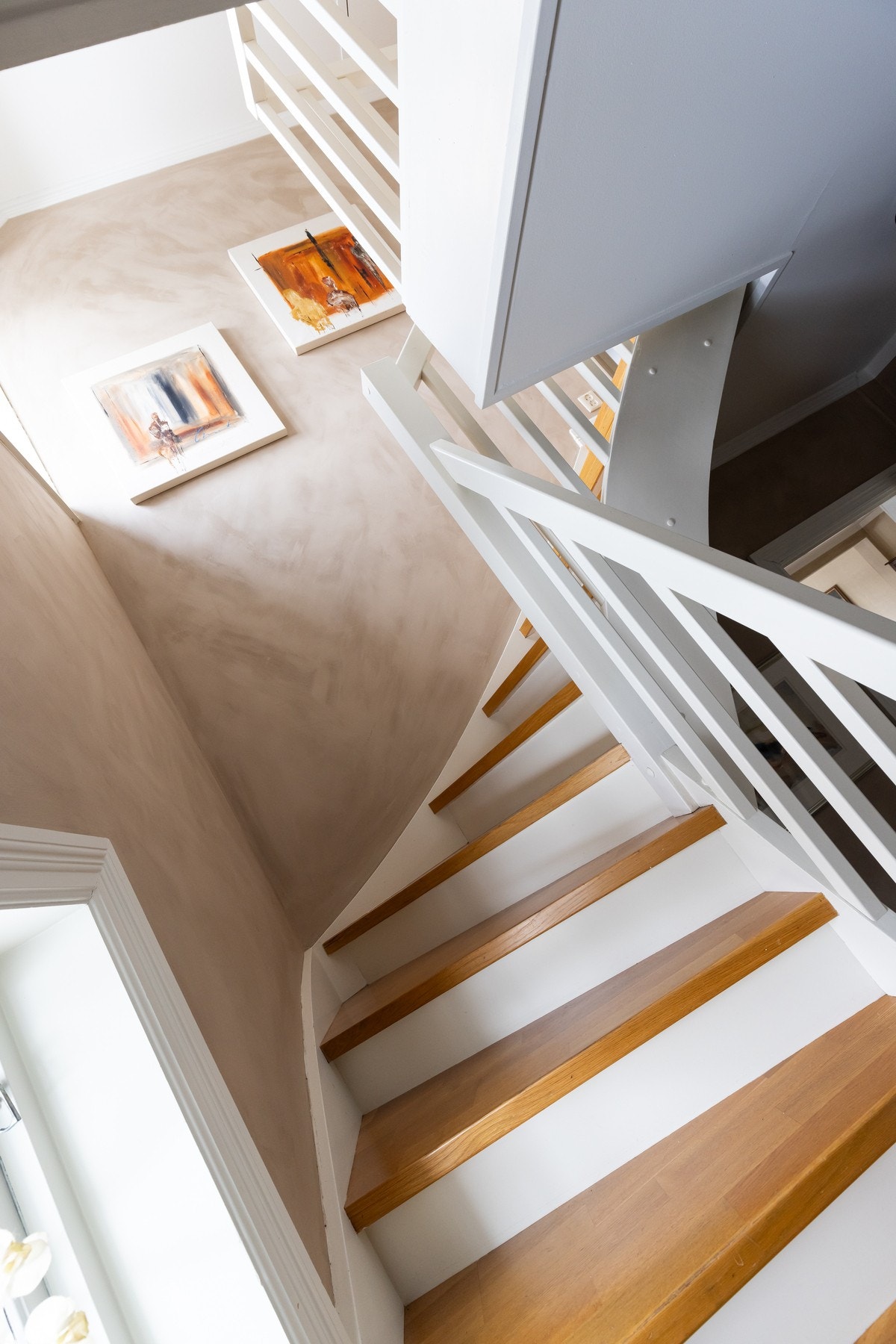 Fra entreen går trappen opp til 2.etasje. Galleribilde