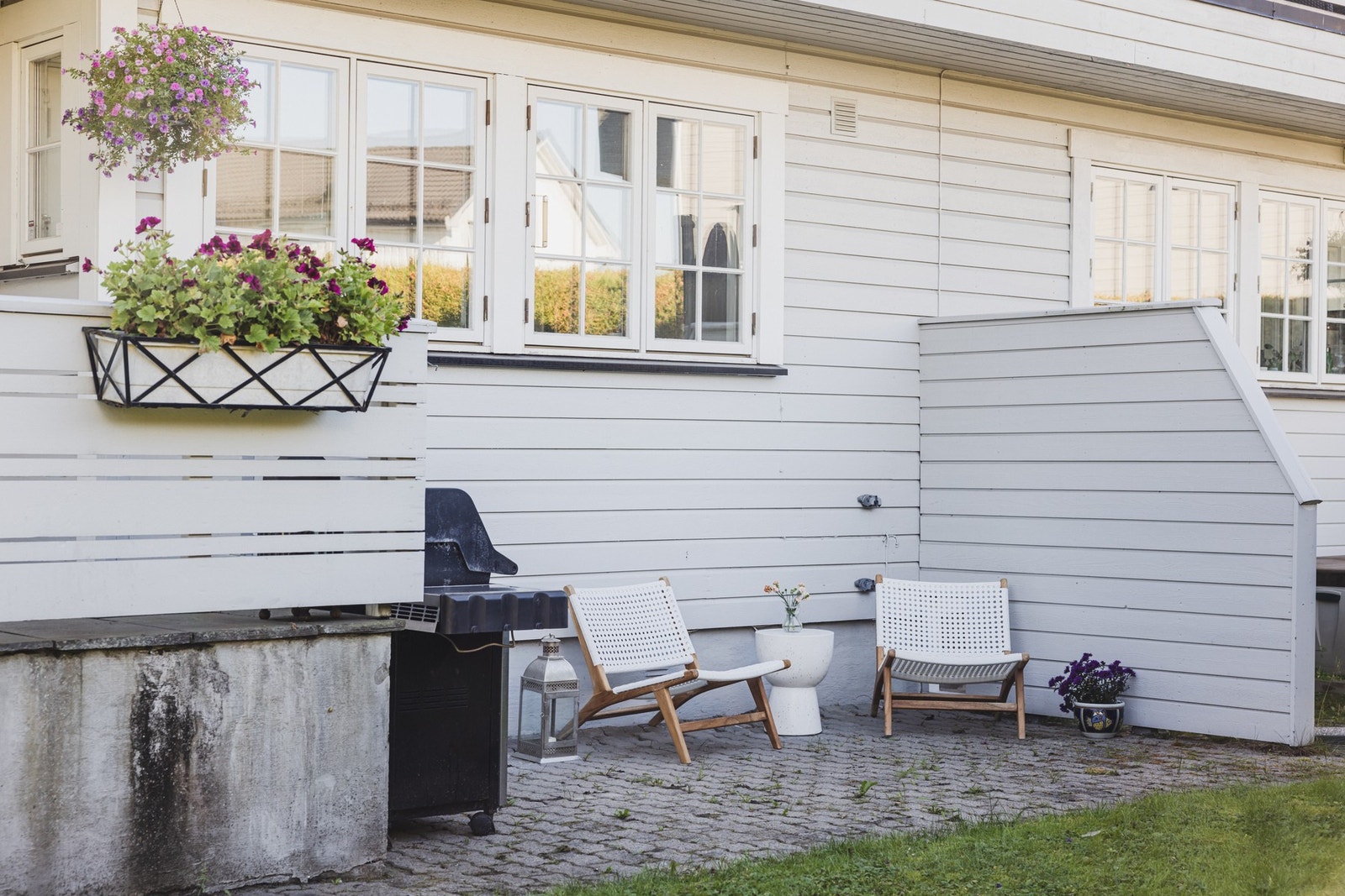 Sittegruppe ved inngangsparti. Galleribilde