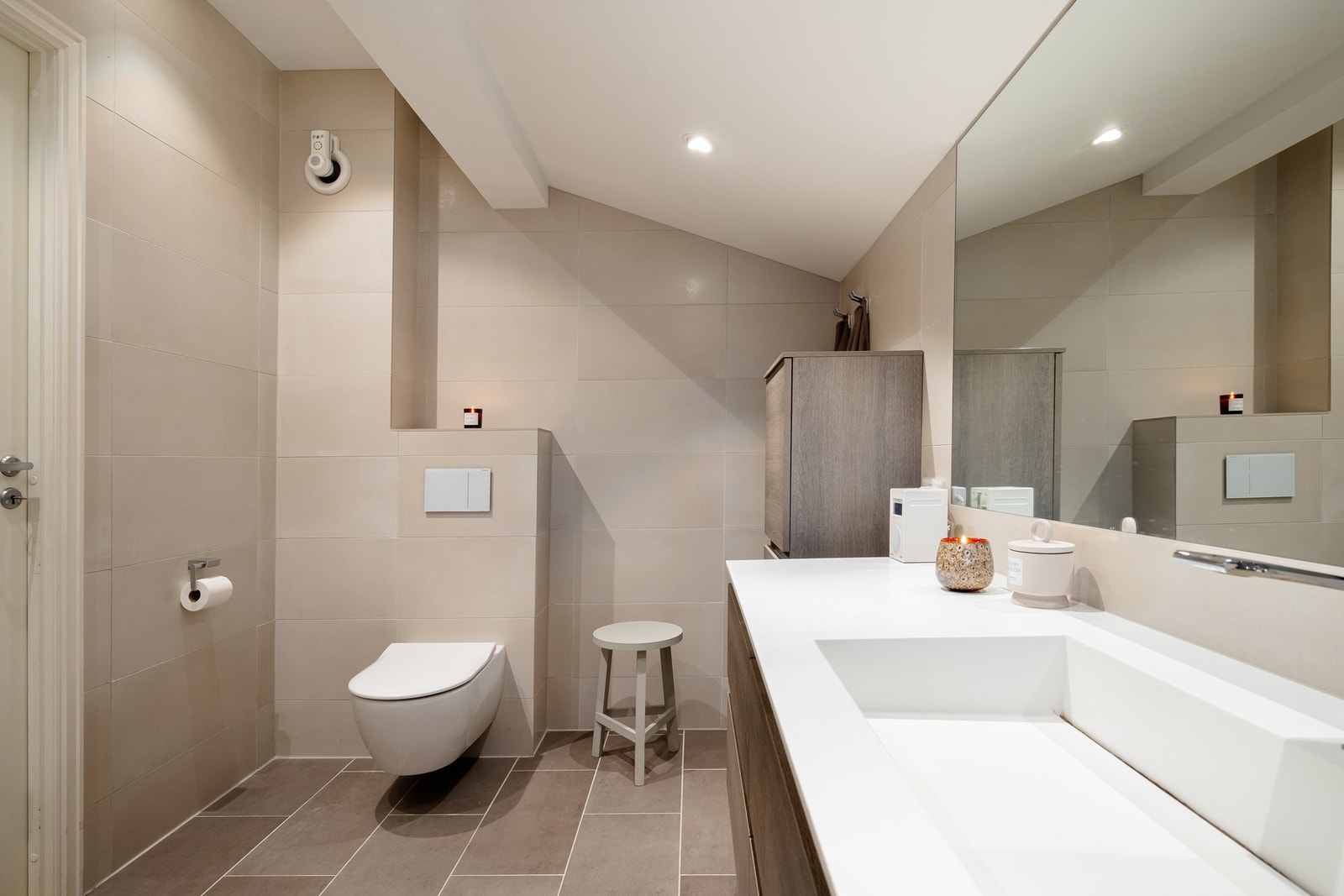 Badet er praktisk plassert ved soverommene. Galleribilde