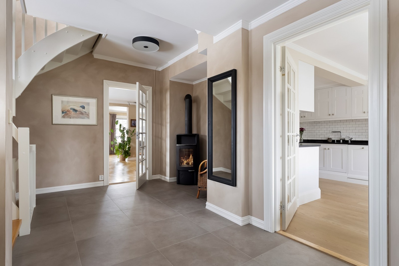 Det er også en hyggelig peis i enden av gangen mot stue og trapperom, noe som gir ekstra varme og hyggelig velkomst for gjester på kalde vinterdager. Galleribilde