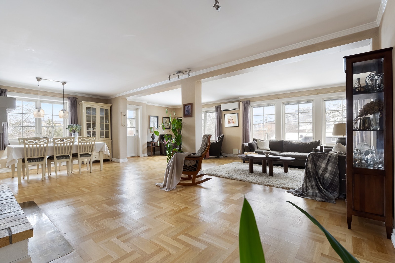 Et stort sosialt rom med gode soneinndelinger, mye lys og direkte utgang til terrasse og hage. Galleribilde