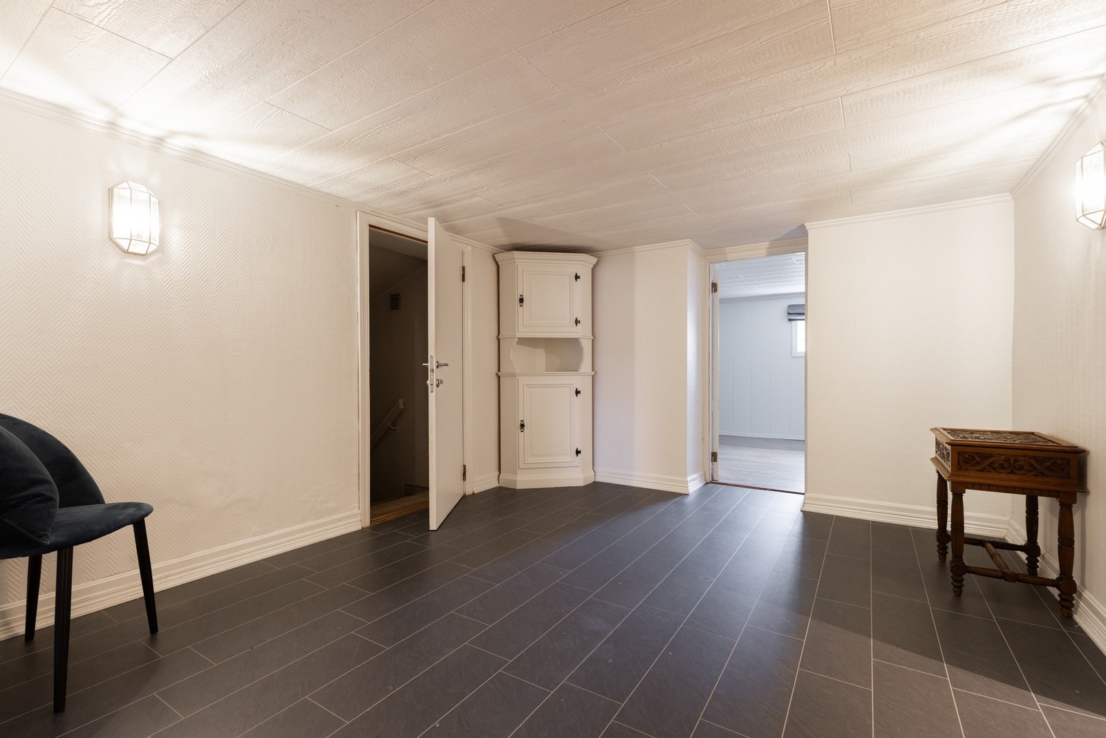 Fra gangen i kjeller er det en tunell med liten trapp for enkel tilgang til garasjen! Galleribilde