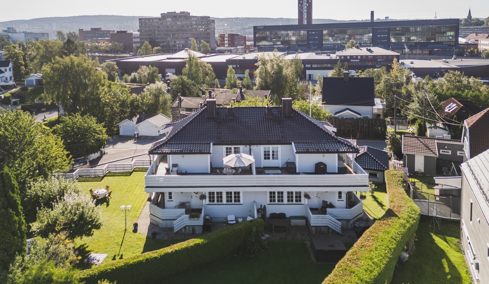 Velkommen til Risløkkveien 22B. En helt unik halvpart av vertikaldelt tomannsbolig på Risløkka i Oslo. Galleribilde