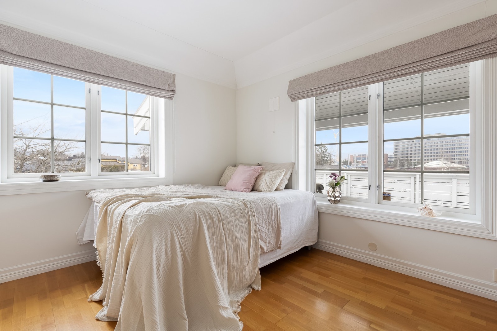 Det siste soverommet har fin utsikt og får rikelig med lys fra vinduer på to sider. Galleribilde