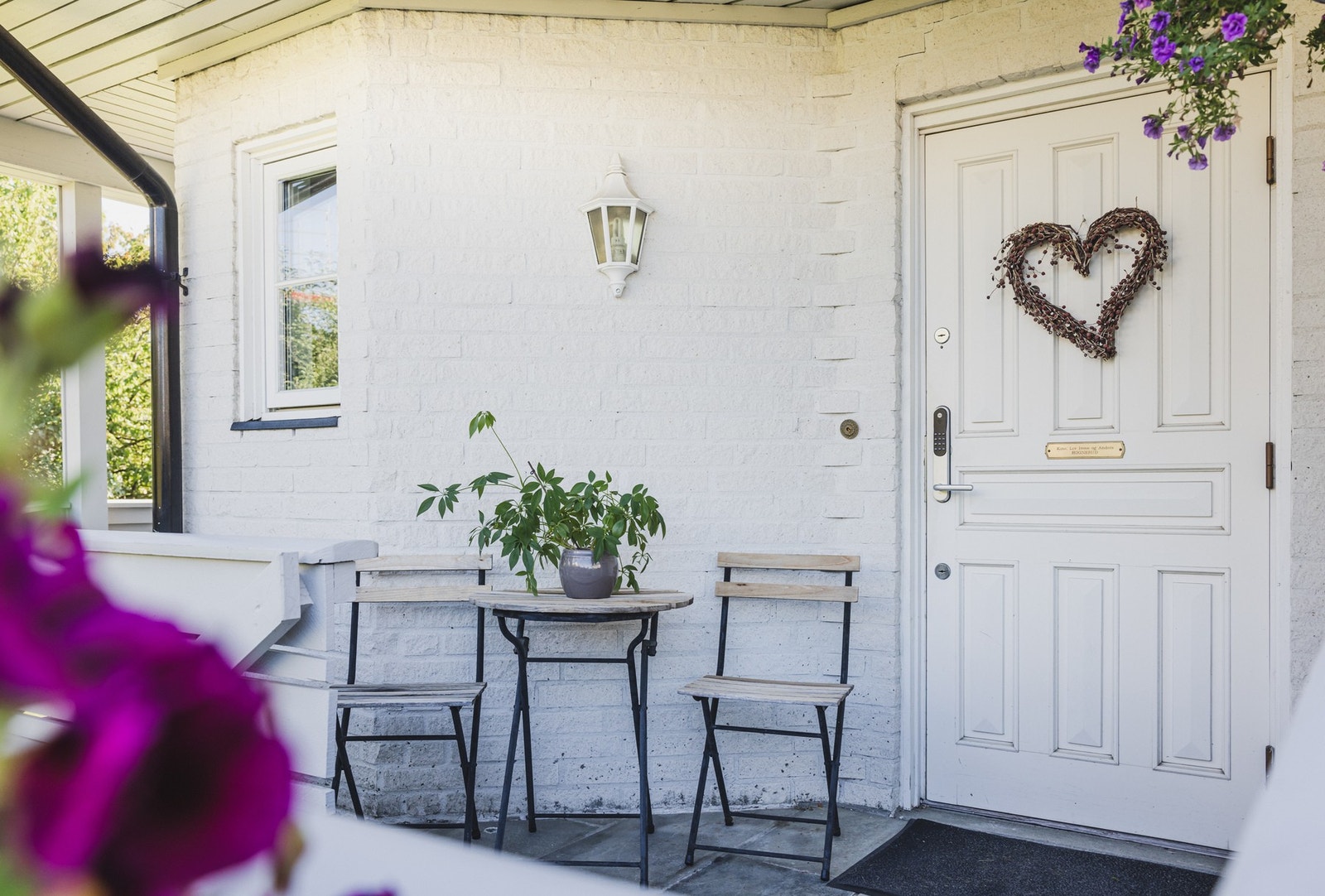 Det er plass til en hyggelig sittegruppe ved inngangsdøren. Galleribilde