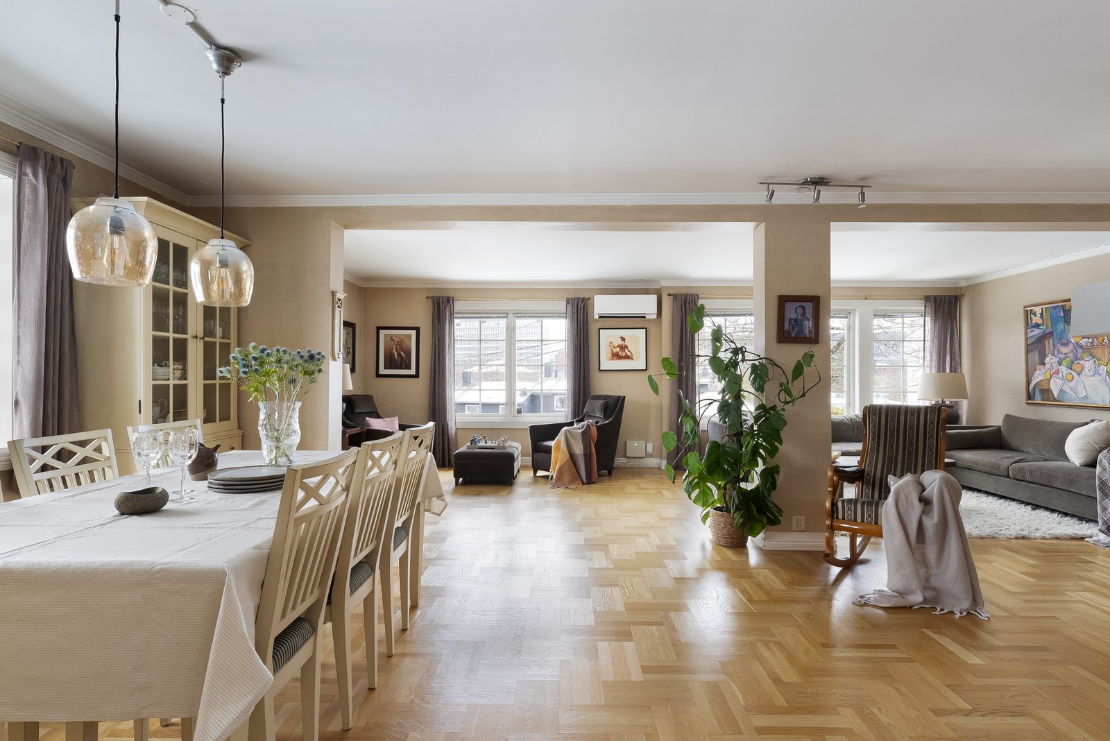 Drømmer du om mer boltreplass, stort spisebord og mulighet for flere sittegrupper? Da vil du like størrelsen på denne stuen. Galleribilde