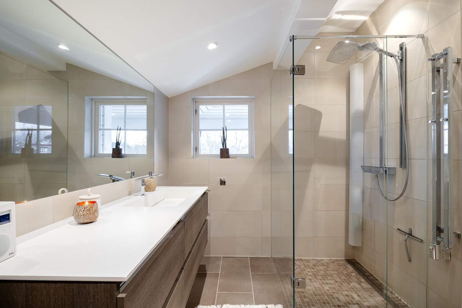 Badet er flott pusset opp i 2017 med flislagte vegger og gulv med gulvvarme, samt spottbelysning i tak med dimmer. Galleribilde