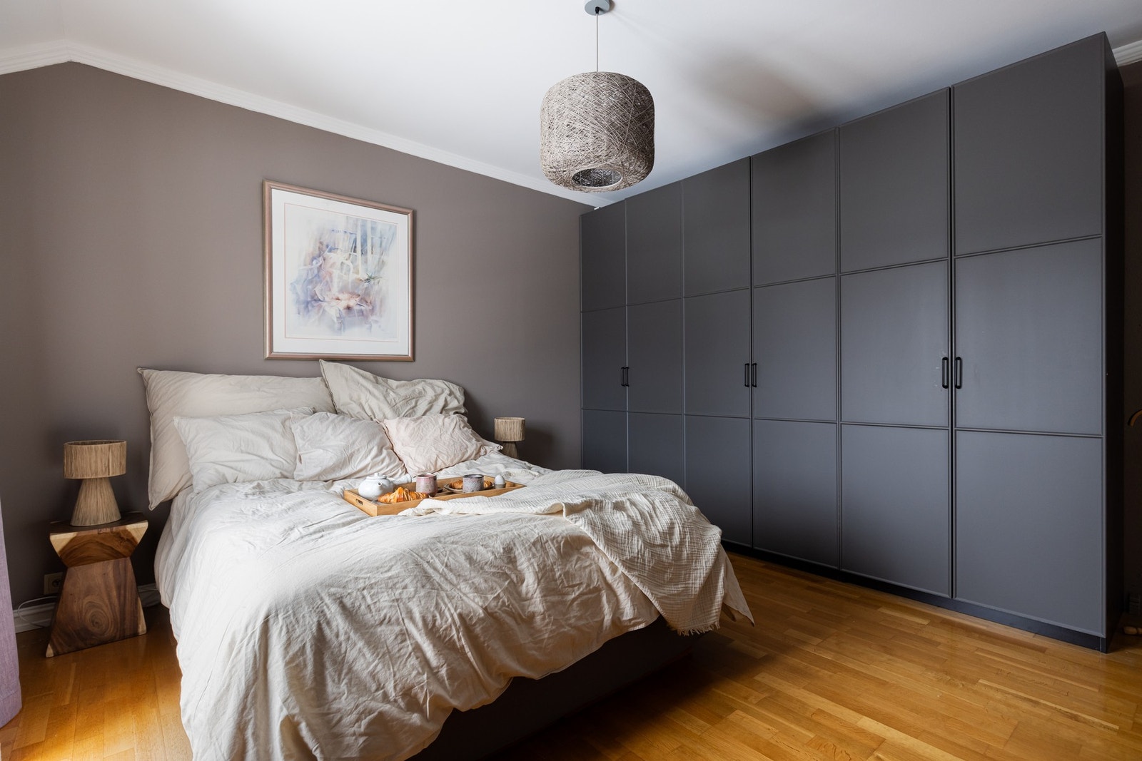 Rommet har rikelig med lagringsplass i garderobeskap. Galleribilde