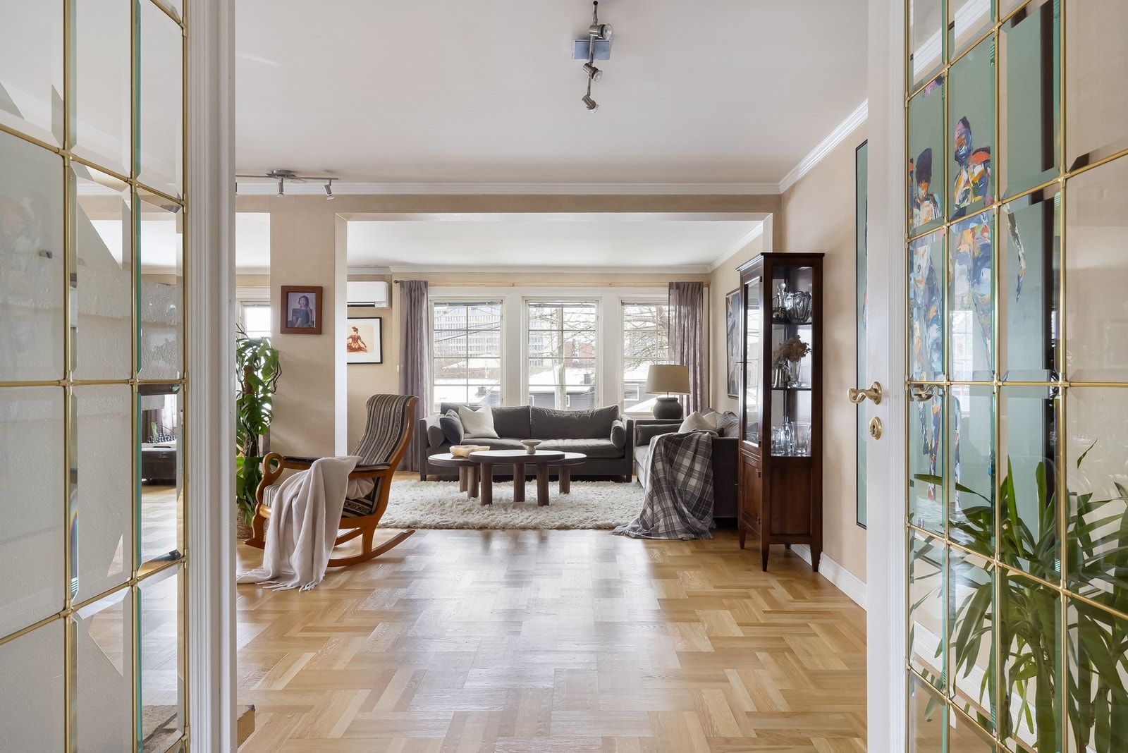 Denne etasjen er på hele 101 kvm og består av entré, stue og kjøkken. Galleribilde