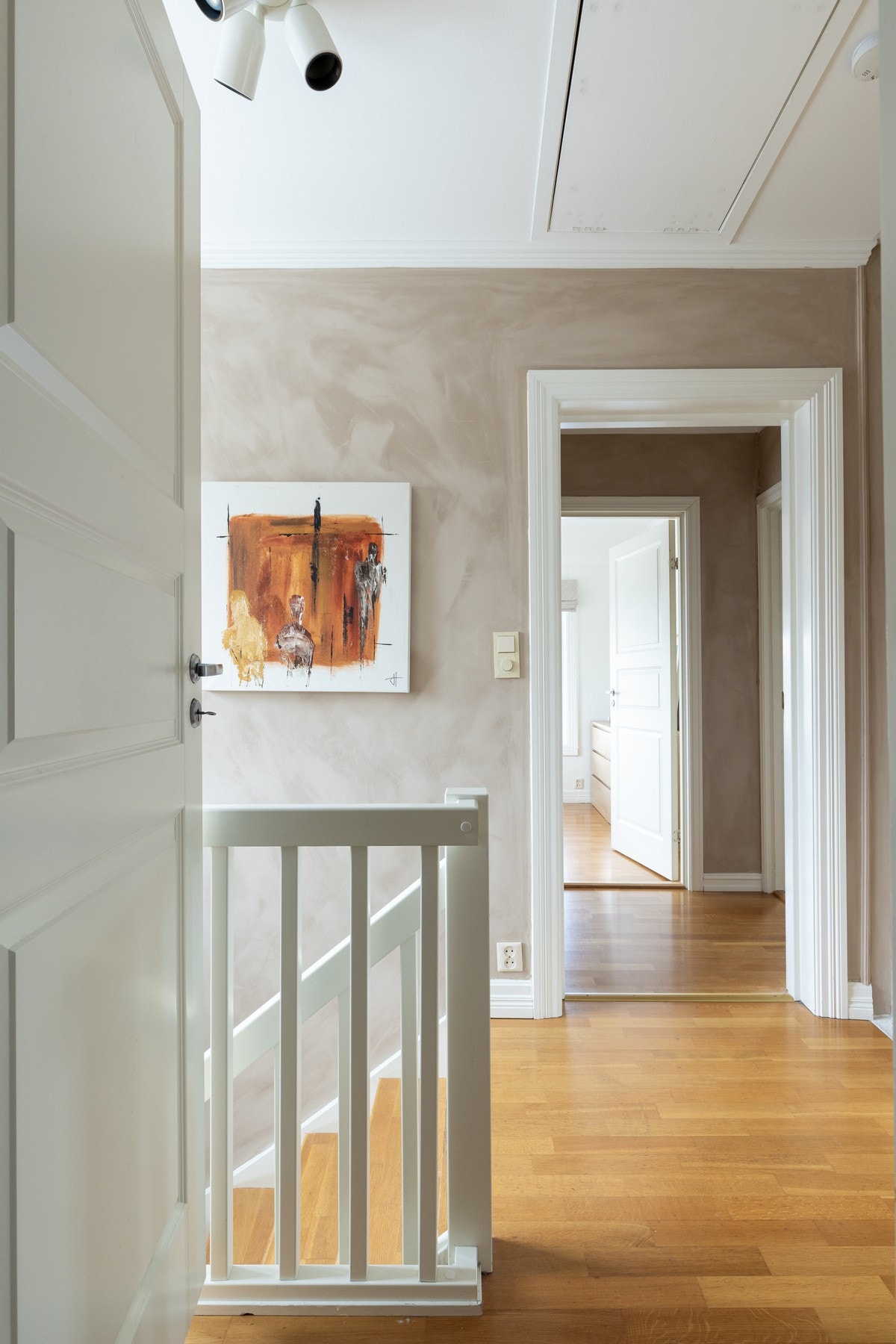 2.etasje: Tre store soverom, et lekkert bad, en vidunderlig stor terrasse med sol og utsikt. Innvendig er etasjen på 56 kvm og har en terrasse på 79 kvm. Galleribilde