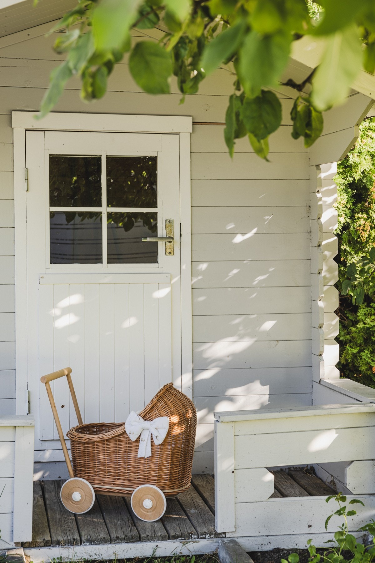 Stor og flat gressplen, belysning og hyggelig lekestue for barn. Galleribilde