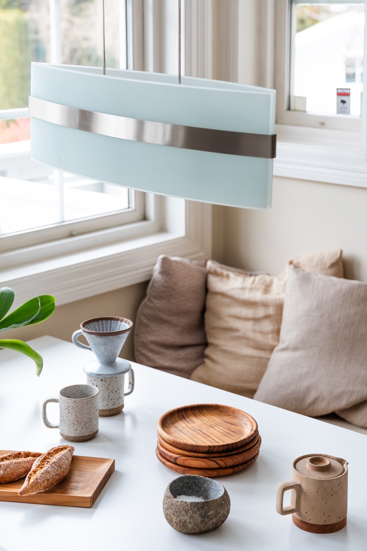 Her er det plass til et hyggelig spisebord ved vindu med utsikt egen hage. Galleribilde